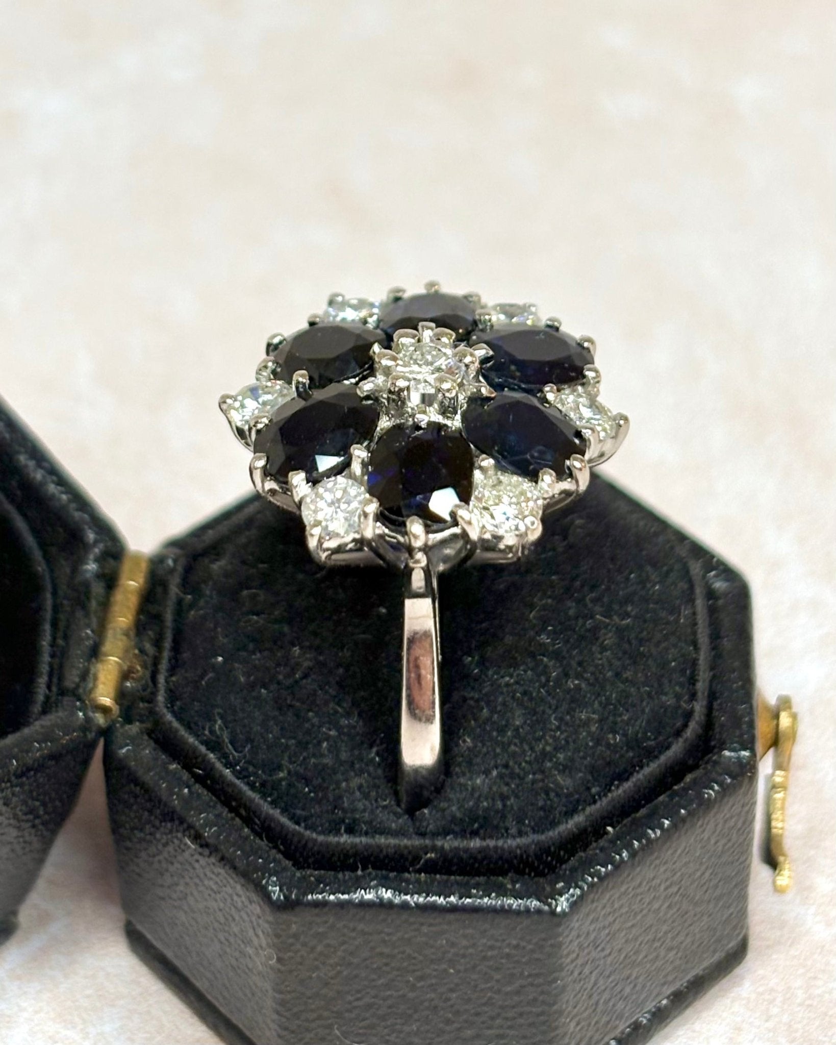 Bague Marguerite Diamants 0.37 carat, Saphirs 2.40 carats & Or 5.85g "Pietra" - Elliade Paris