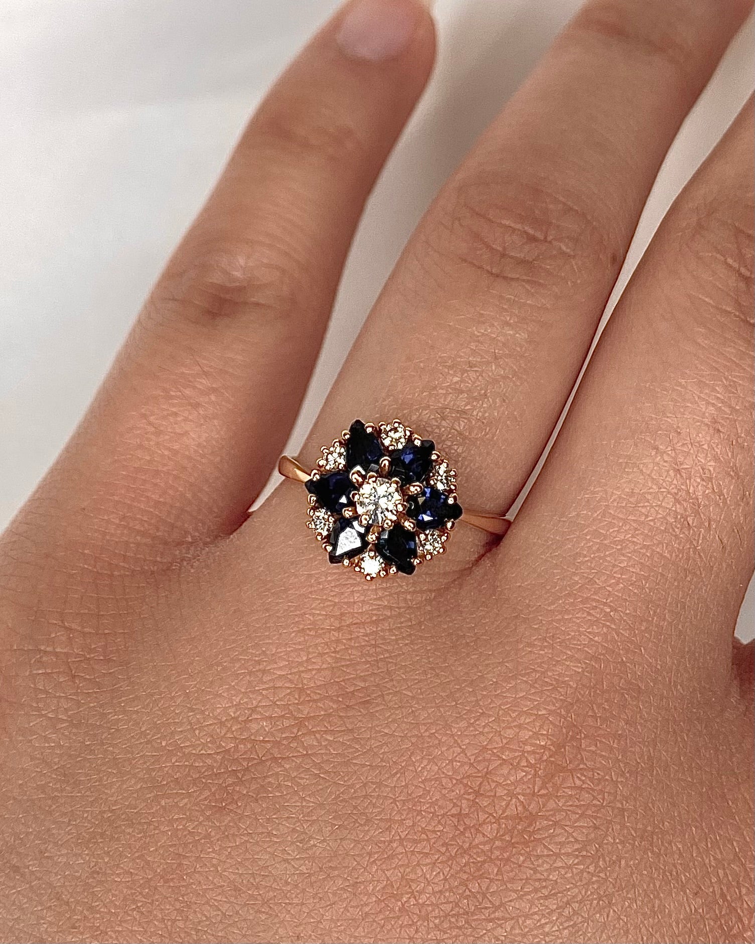 Bague Marguerite Diamants 0.39 carat & Saphirs "Katiba" - Elliade Paris