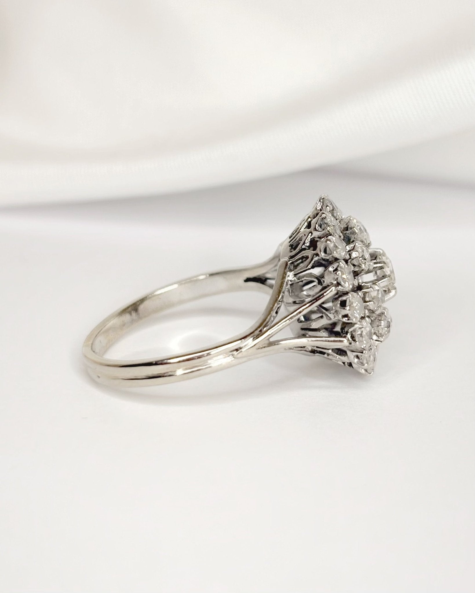 Bague Marguerite Diamants 1.56 carat, Or gris & Platine 6g "Vera" - Elliade Paris