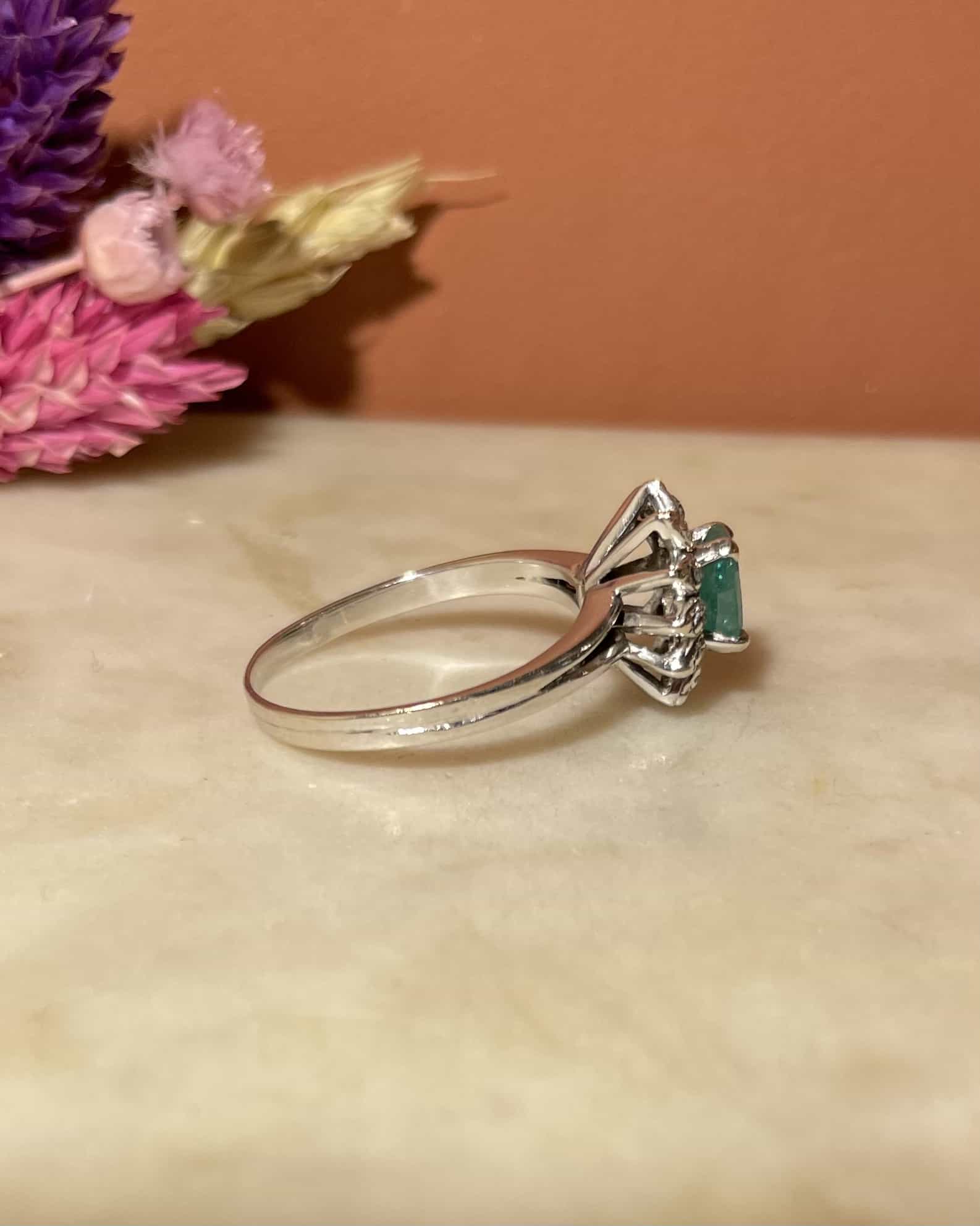 Anillo de margarita esmeralda de 0,60 quilates y 12 diamantes "Azalea"