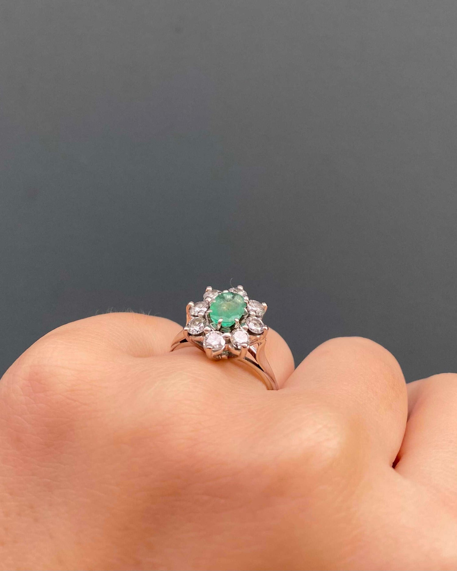 Anillo "Martha" con esmeralda de 0,70 quilates y diamante de 0,80 quilates.