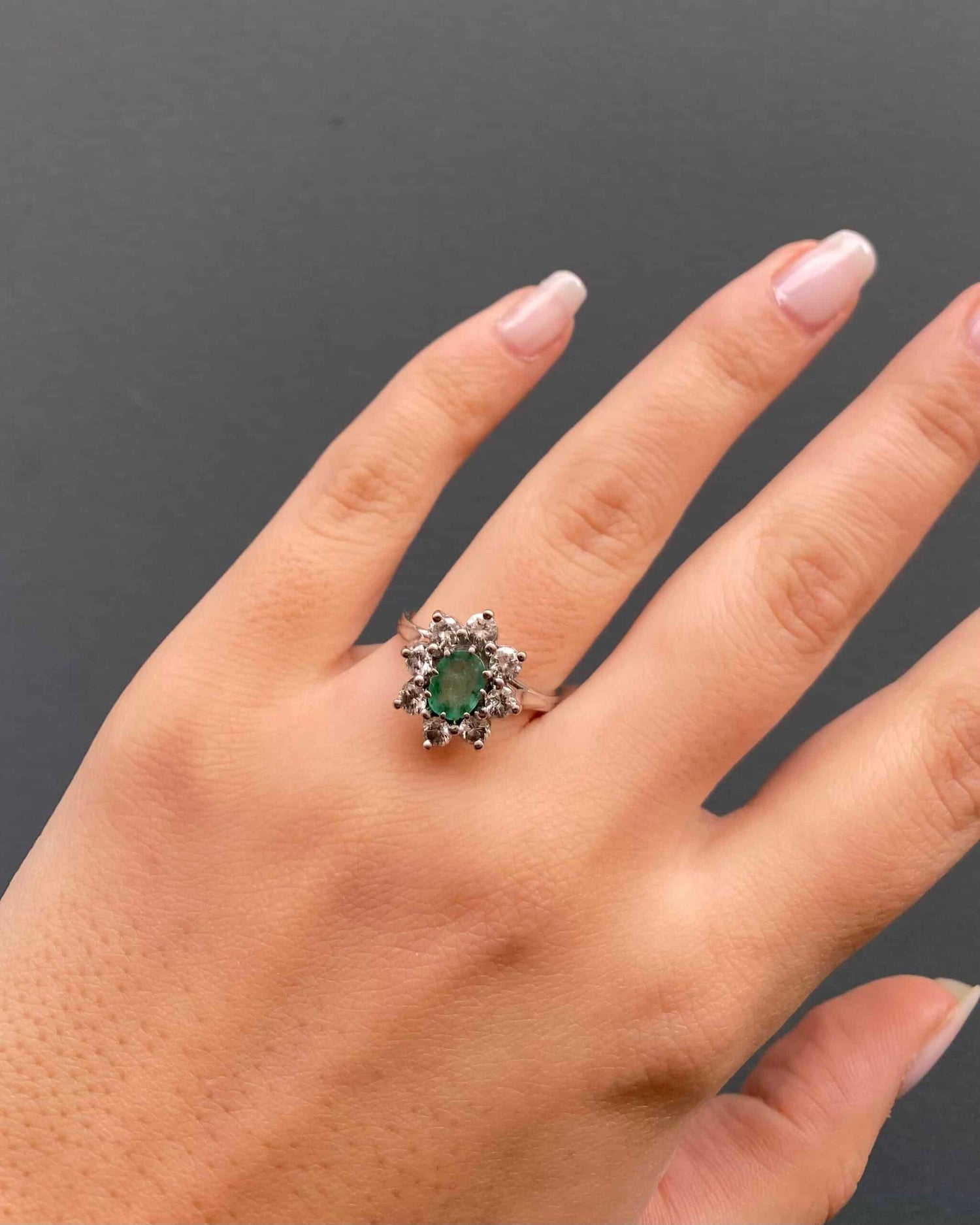 Anillo "Martha" con esmeralda de 0,70 quilates y diamante de 0,80 quilates.