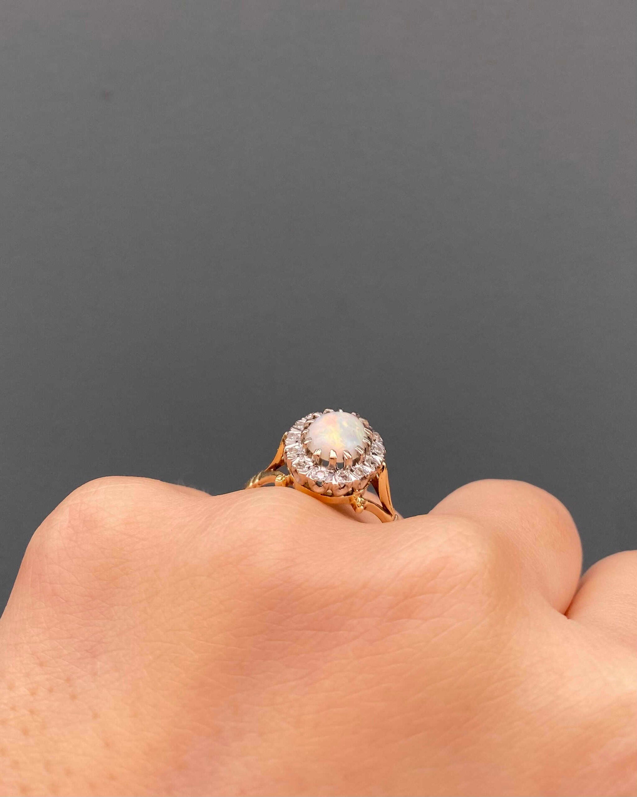 Bague Marguerite Opale Cabochon 0.90 carat & Diamants "Orianne"