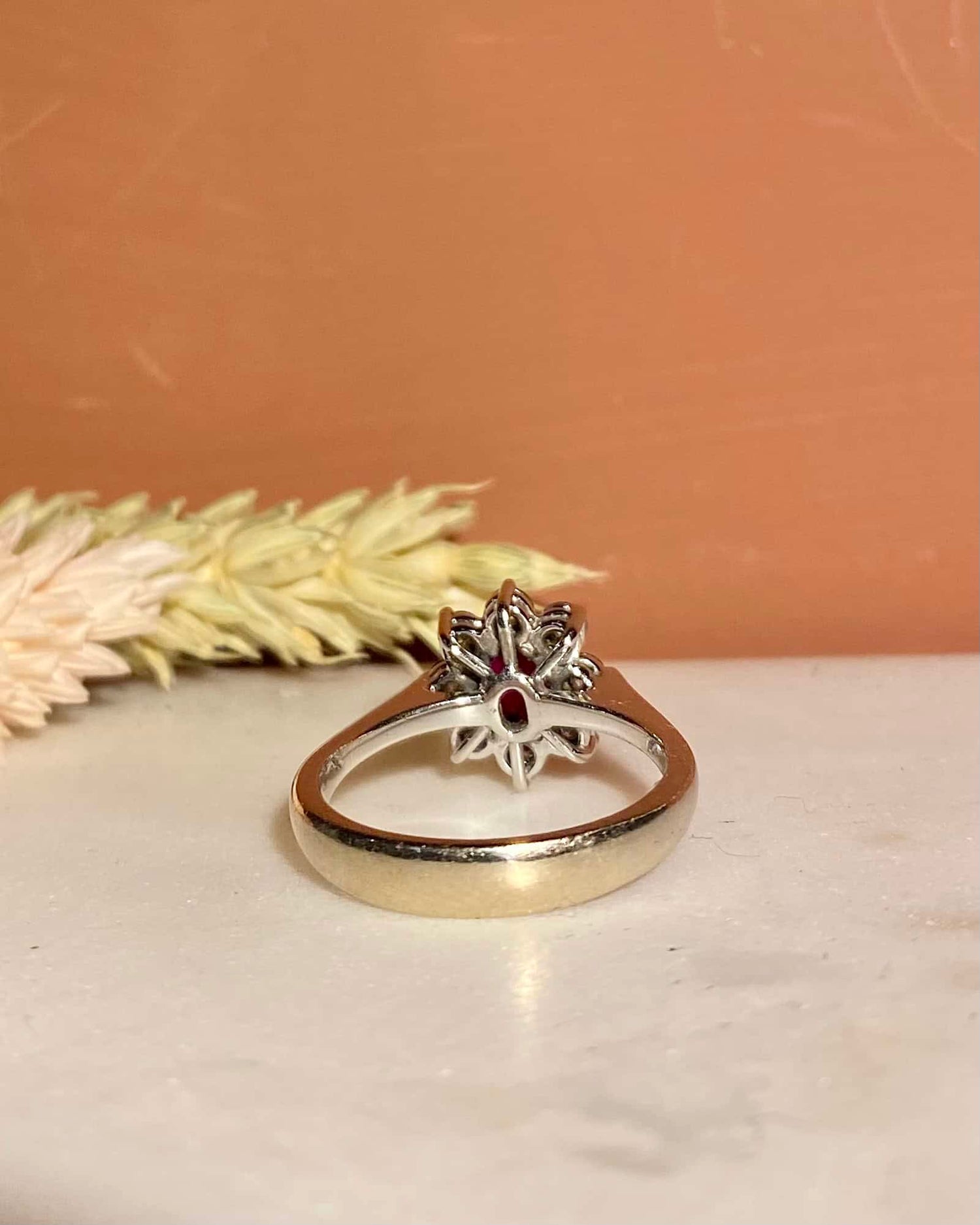 Anillo "Martha" con esmeralda de 0,70 quilates y diamante de 0,80 quilates.