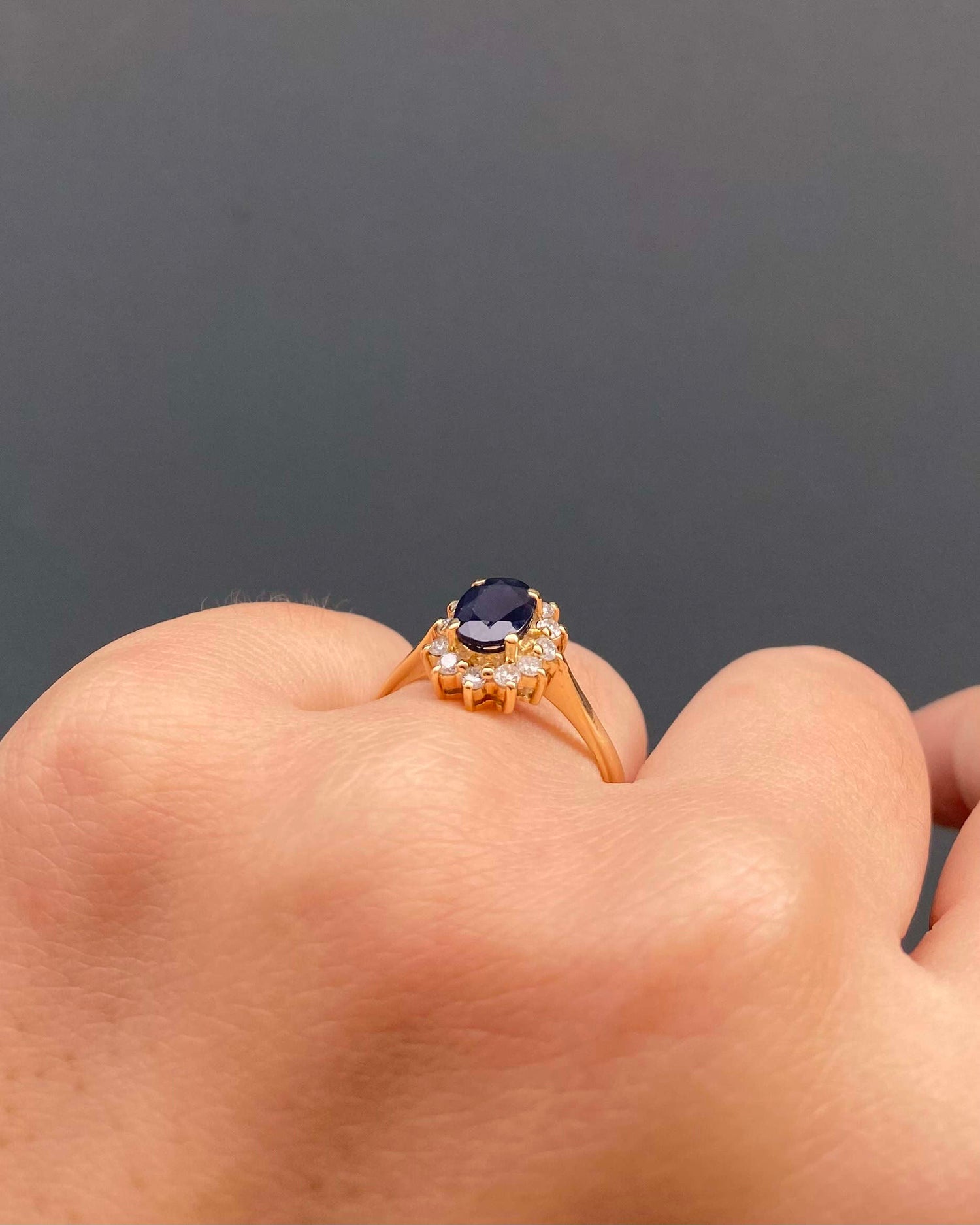 Anillo "Monna" con margaritas de zafiro y diamantes de 0,90 quilates