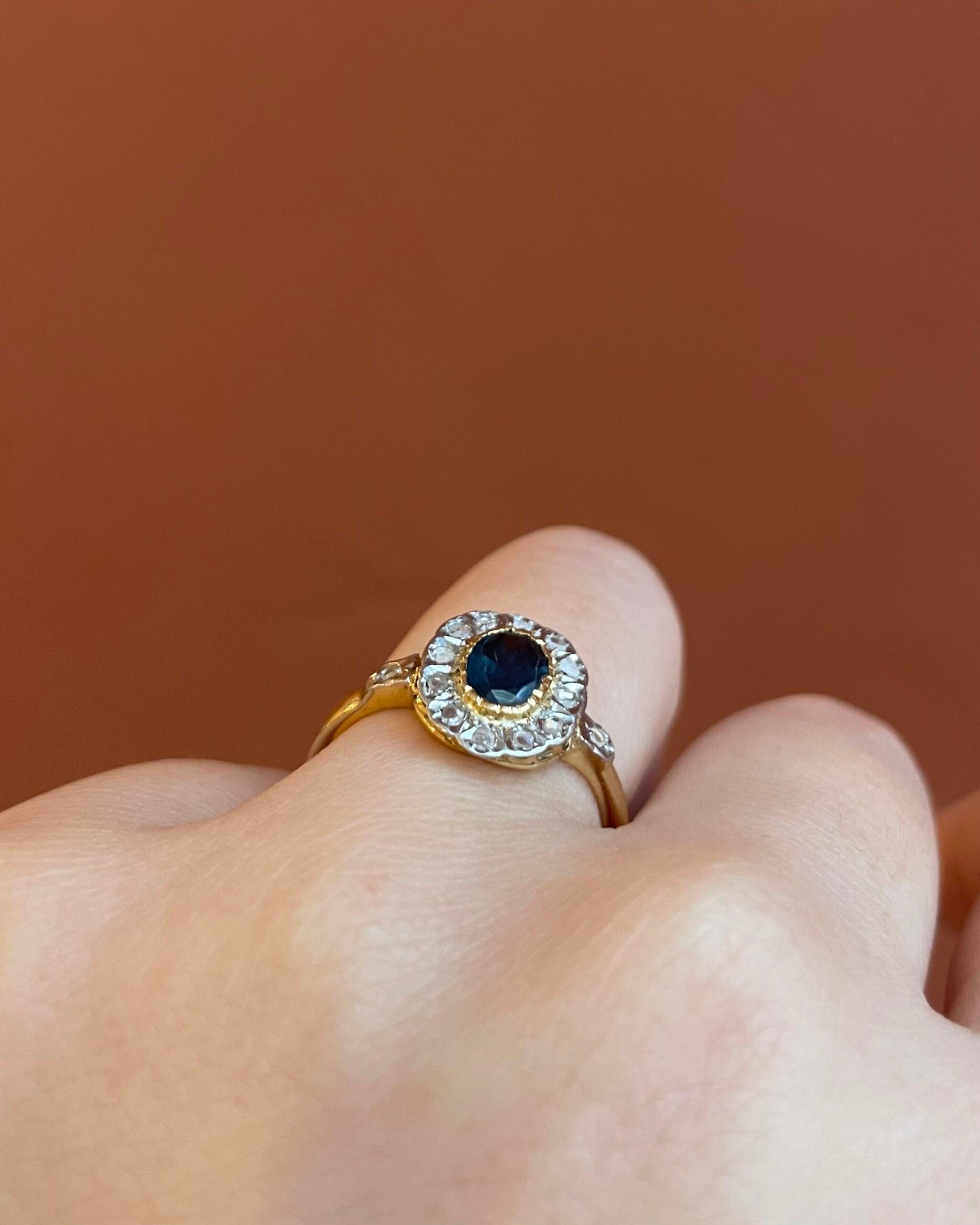 Anillo estilo art déco con margaritas, zafiros y diamantes "Luenna"