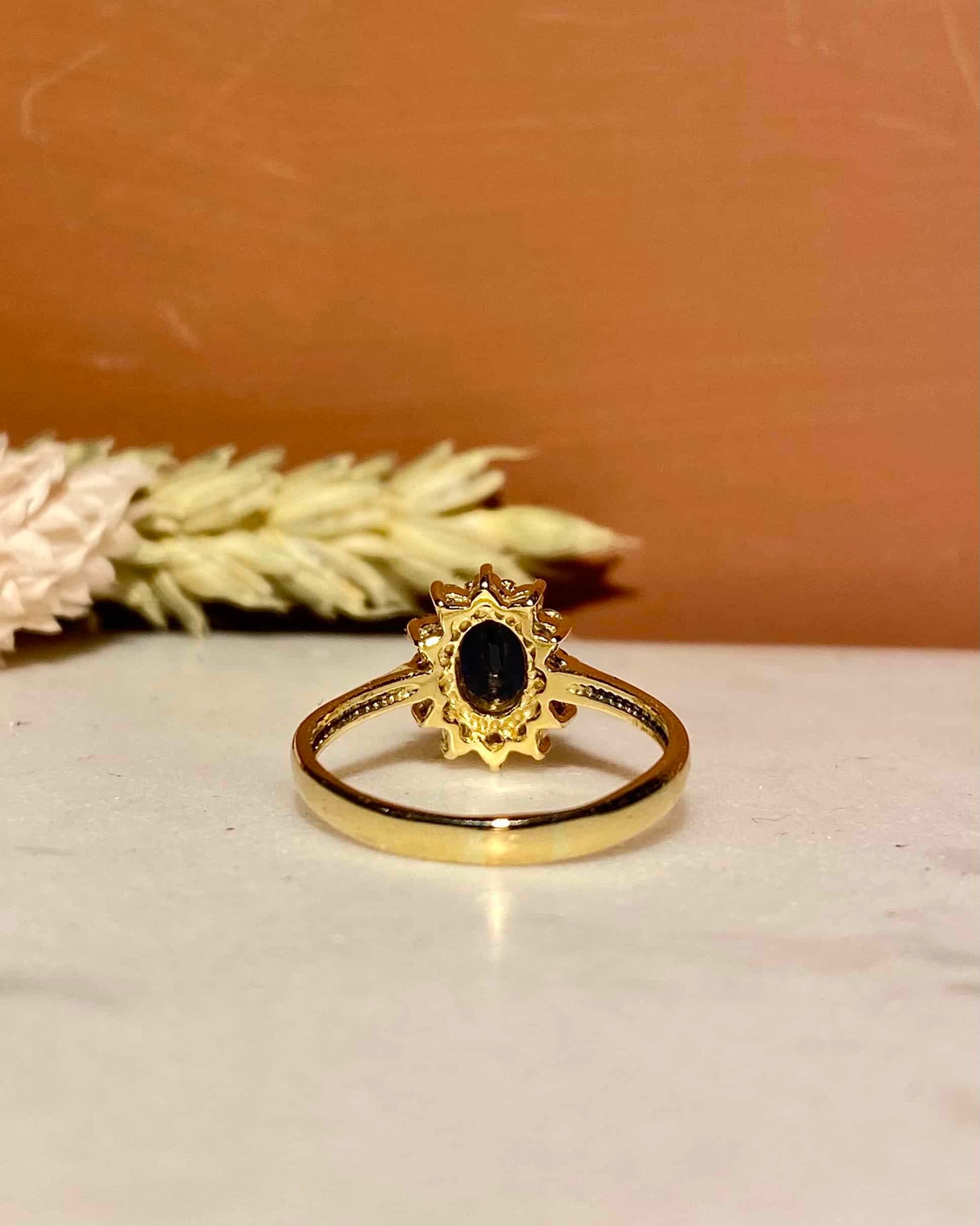 Anillo "Monna" con margaritas de zafiro y diamantes de 0,90 quilates