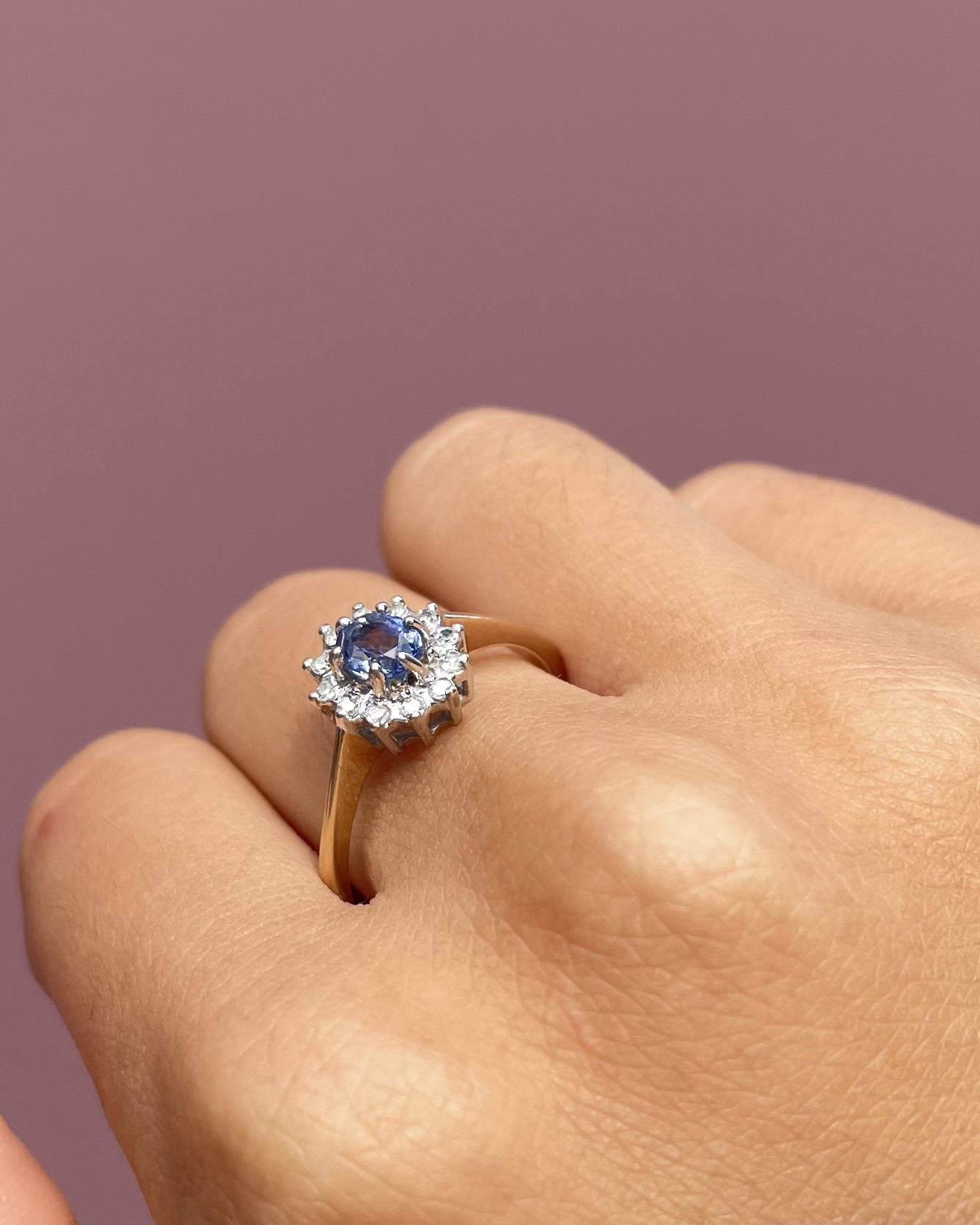 Anillo de margaritas con zafiro y diamantes "Nouchka"