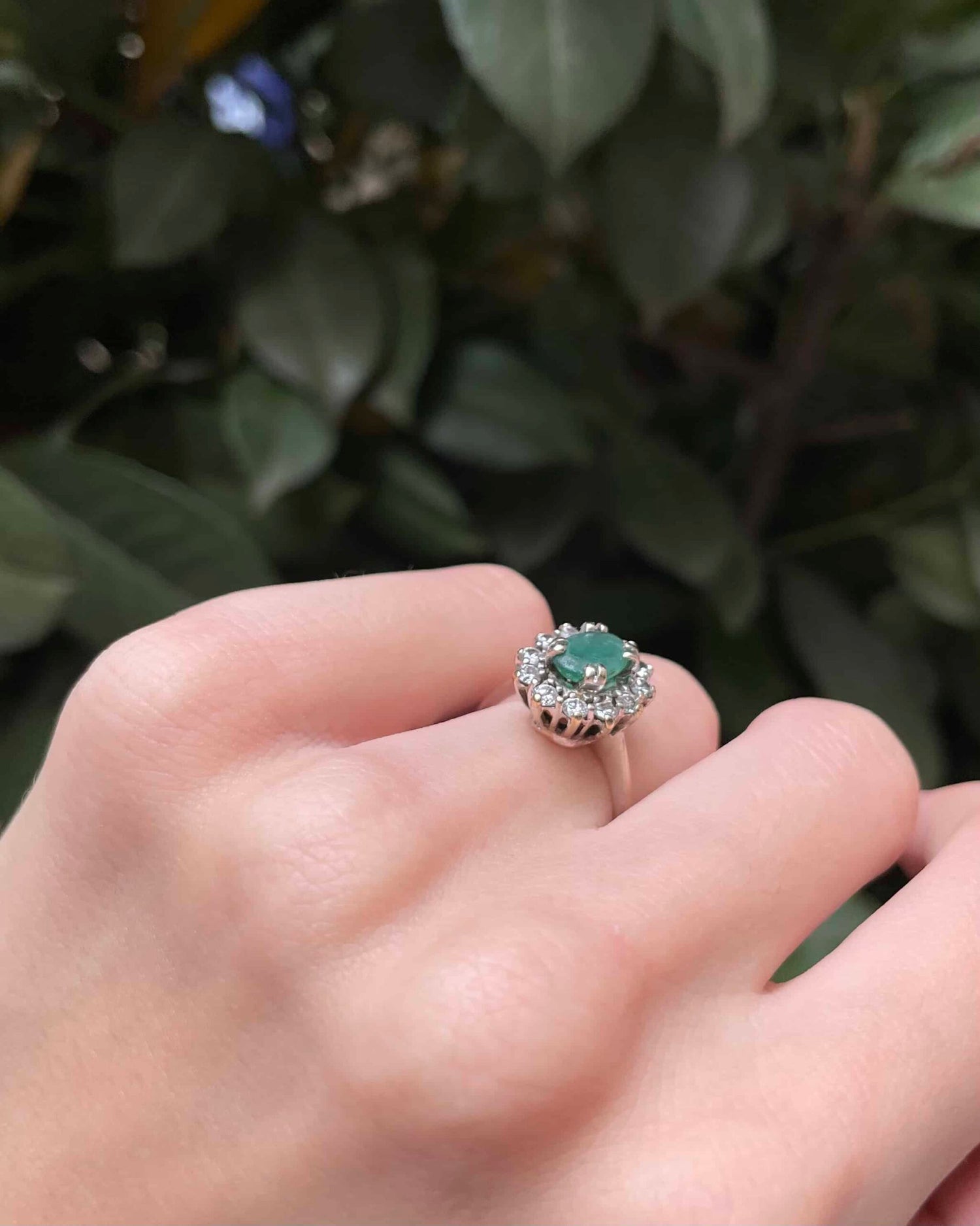 Anillo de margarita esmeralda de 0,80 quilates y 12 diamantes "Aristée"
