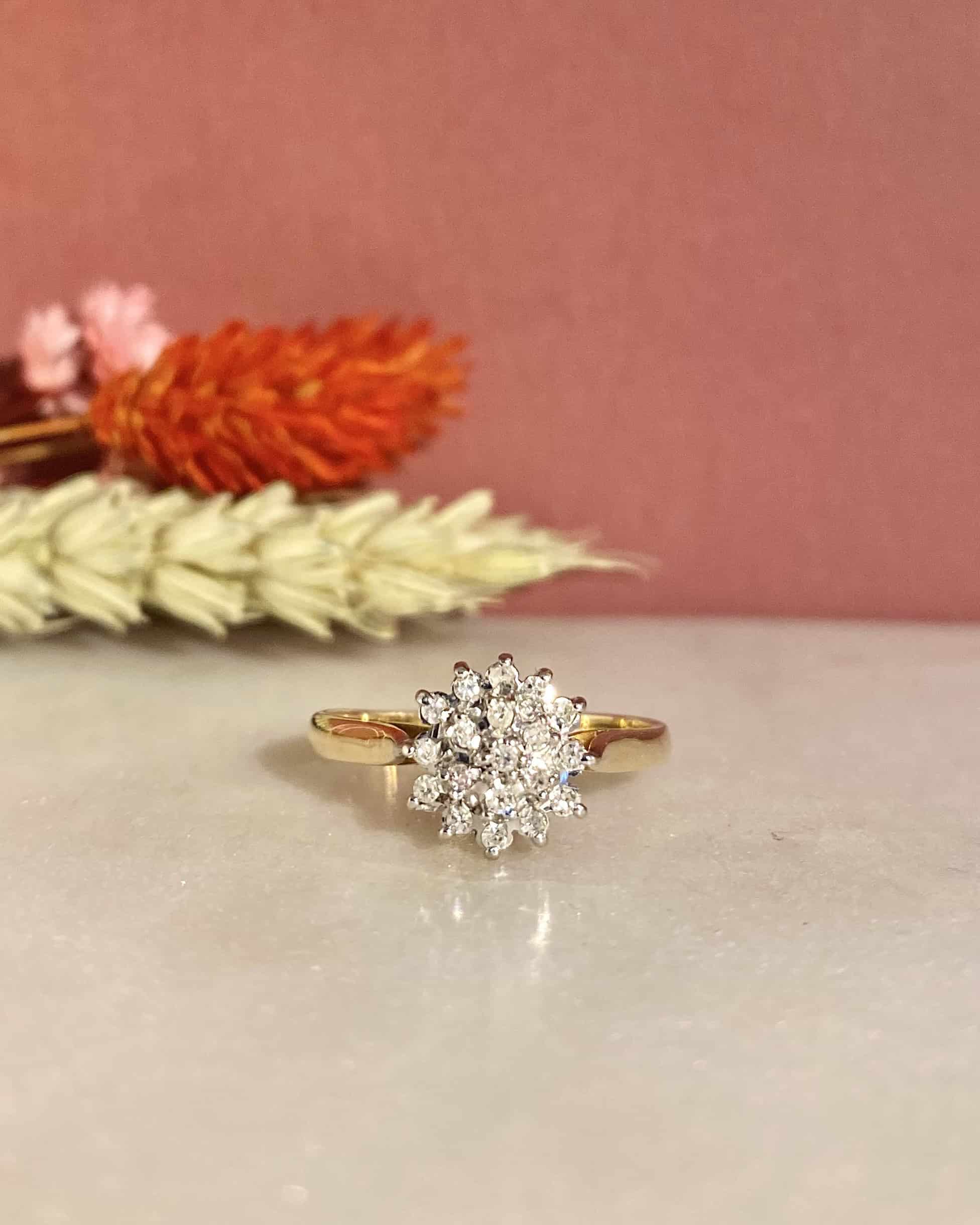 Anillo de margaritas "Constance" con 19 diamantes