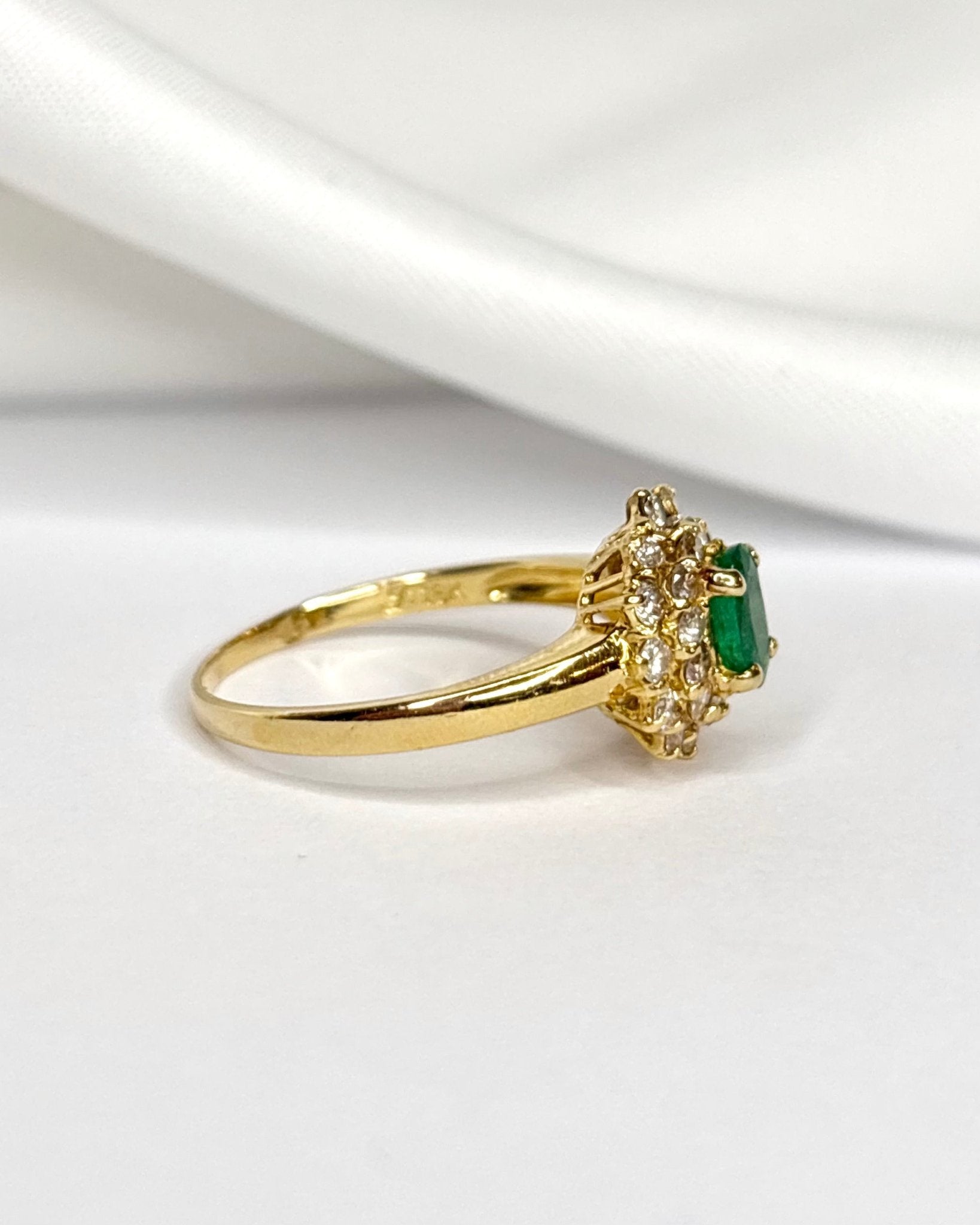 Bague Marguerite Émeraude 0.30 carat & 24 Diamants "Sylvie" - Elliade Paris