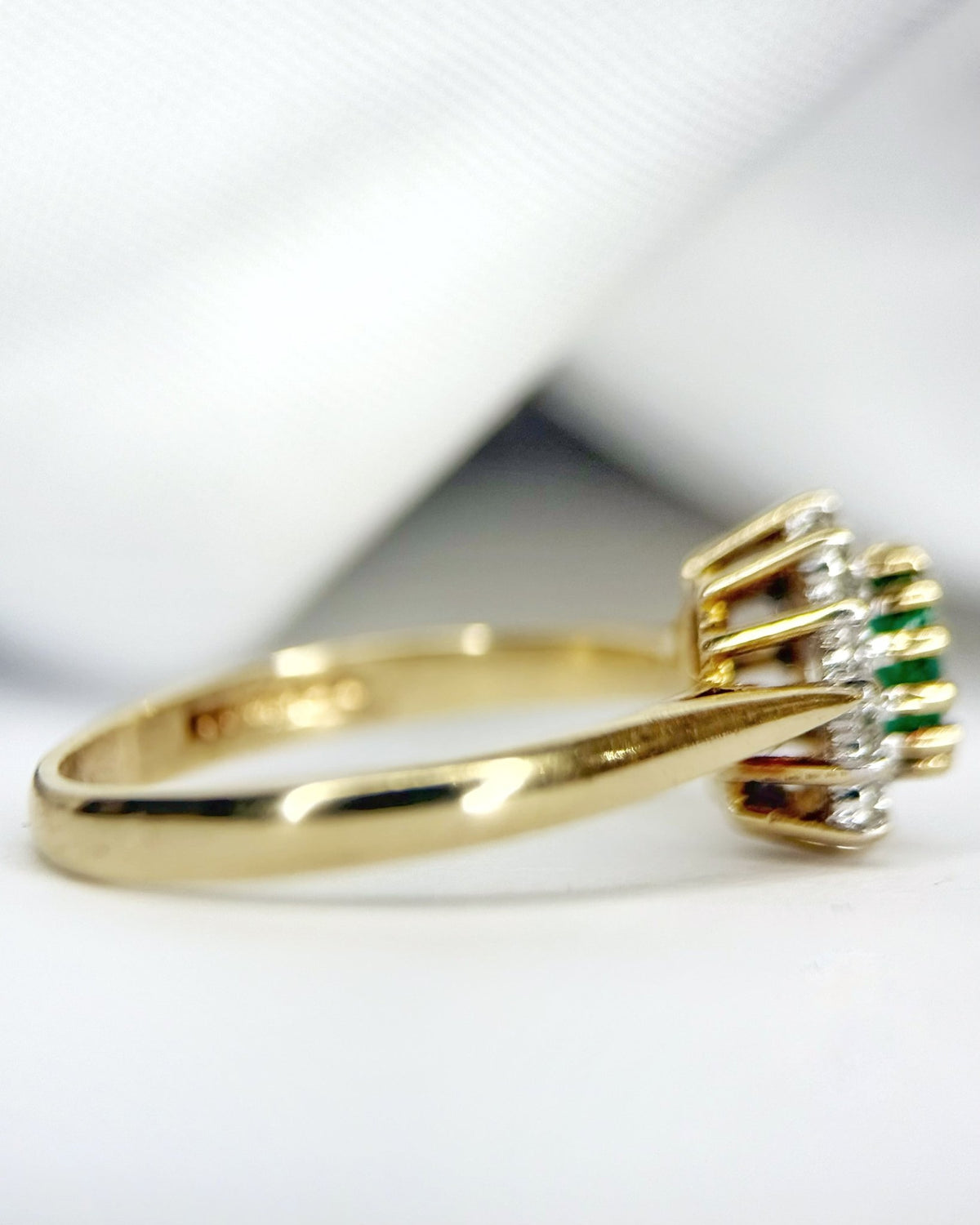 Bague Marguerite Émeraude 0.30 carat & Diamants "Agnes" - Elliade Paris