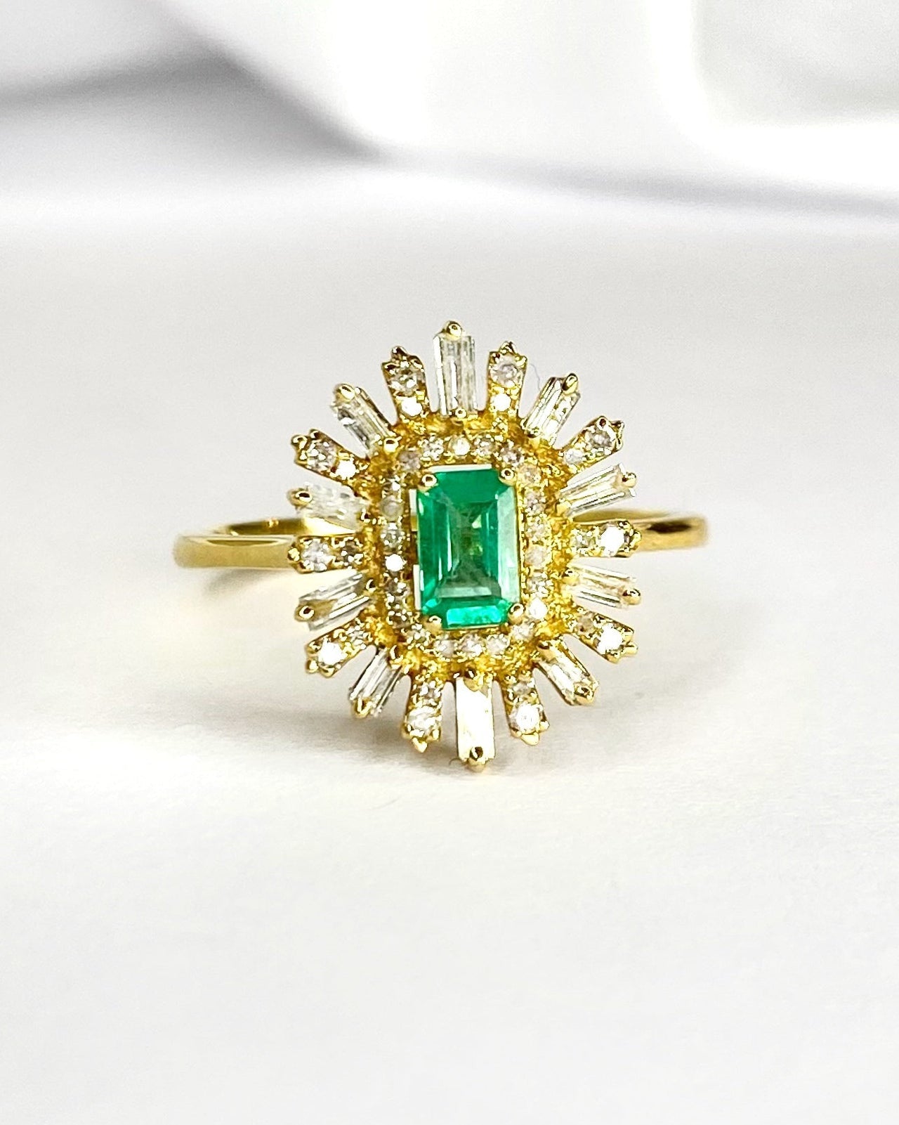 Bague Marguerite Émeraude 0.34 carat, Diamants Baguette & Ronds 0.38 carat "Rosalie" - Elliade Paris