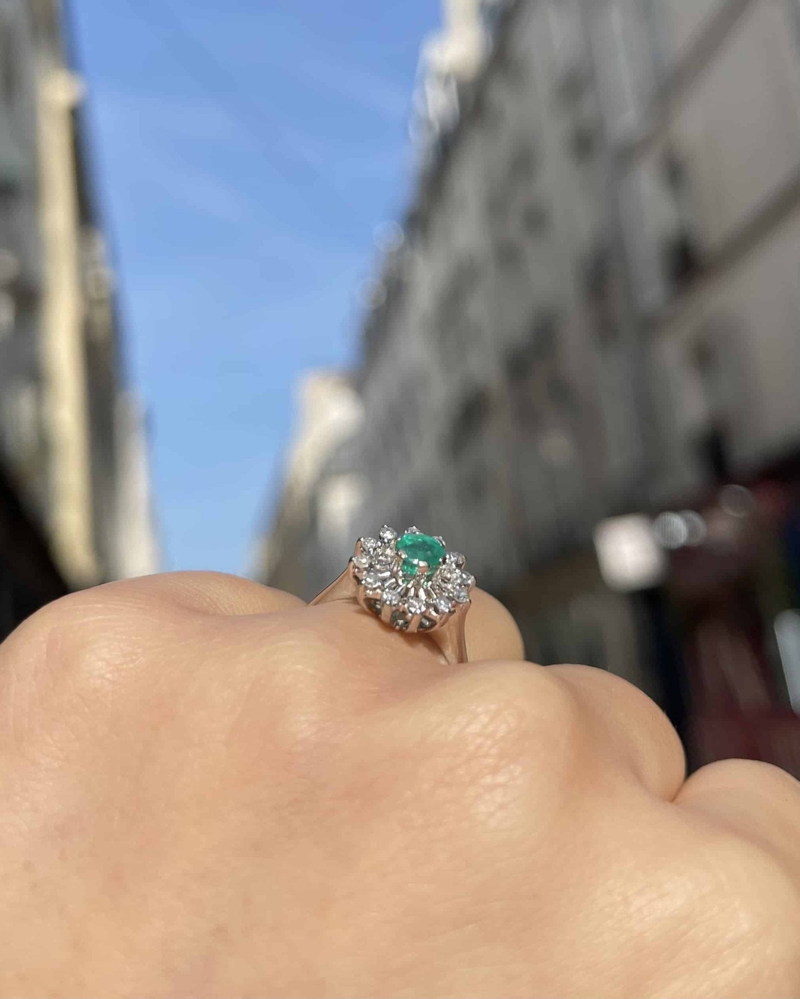 Bague Marguerite Émeraude 0.35 carat & 12 Diamants "Marita" - Elliade Paris