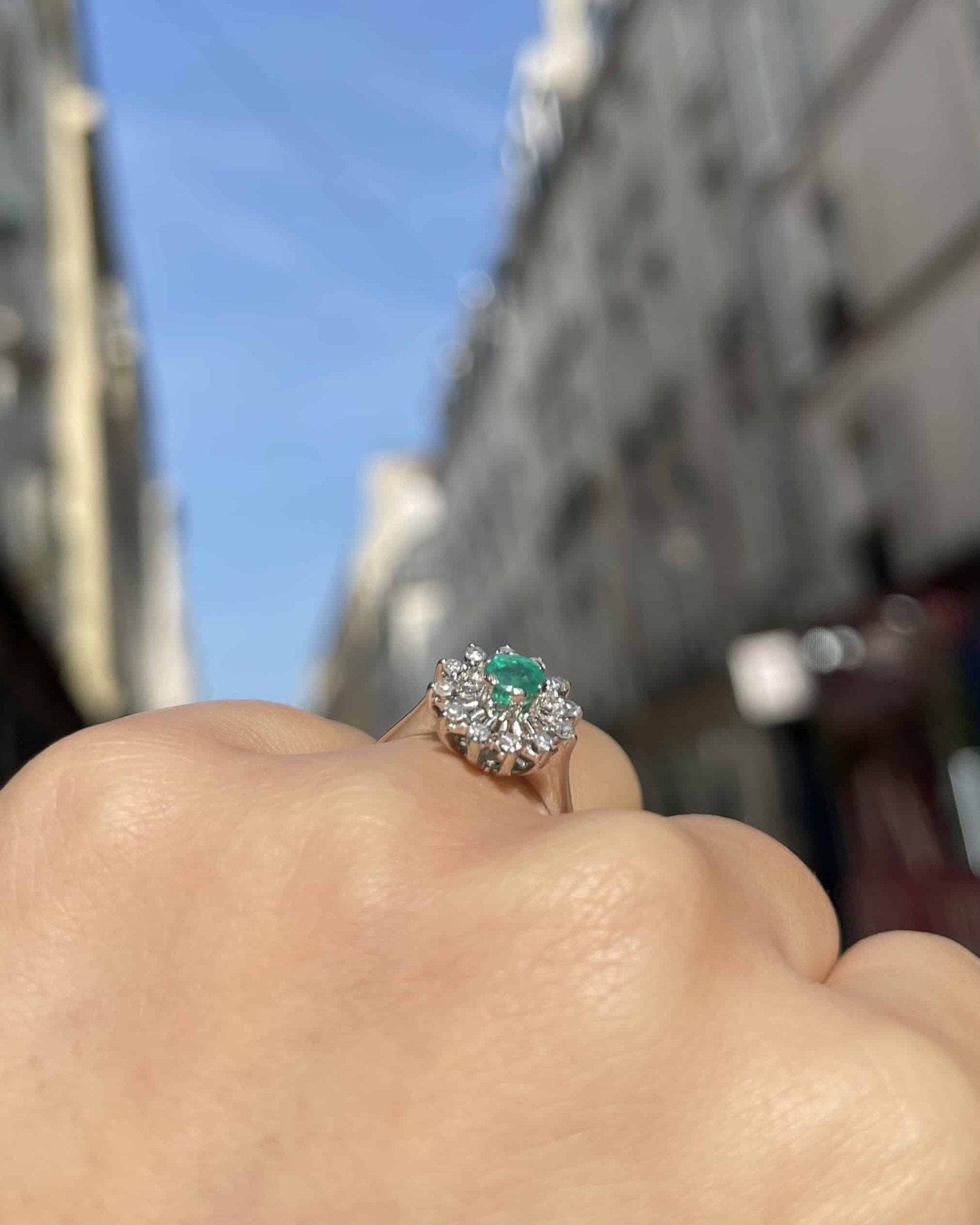 Bague Marguerite Émeraude 0.35 carat & 12 Diamants "Marita" - Elliade Paris