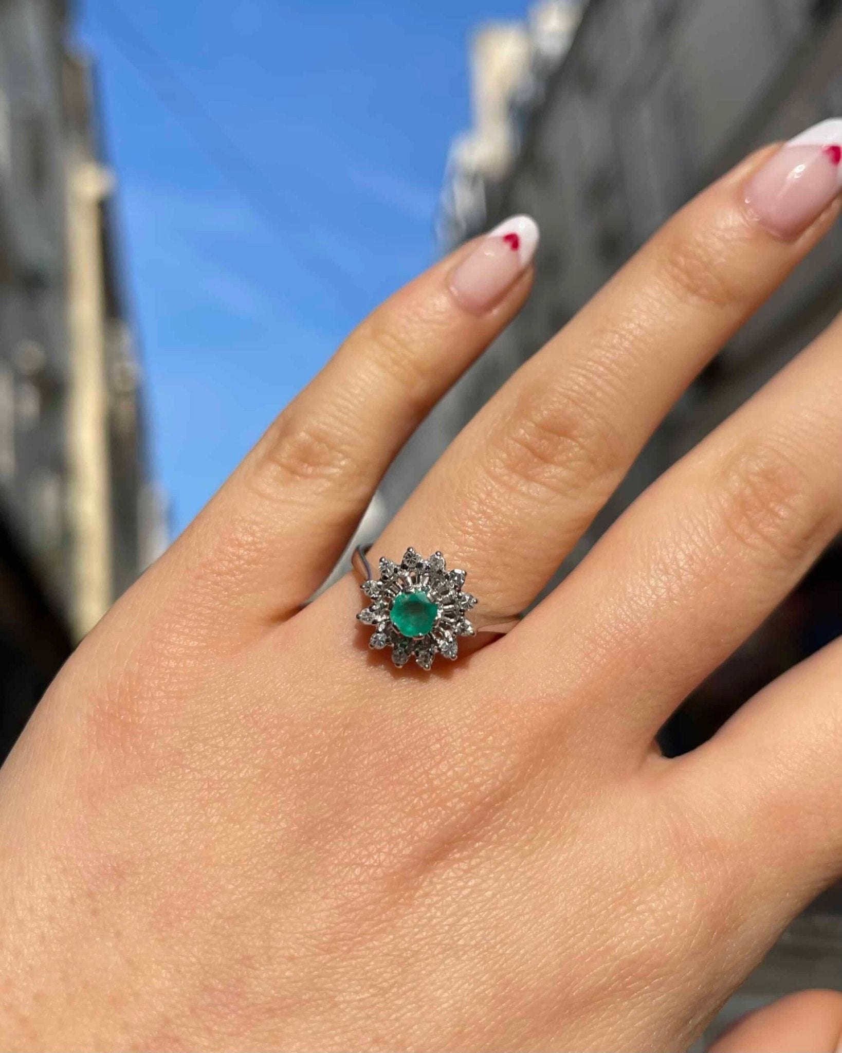 Bague Marguerite Émeraude 0.35 carat & 12 Diamants "Marita" - Elliade Paris