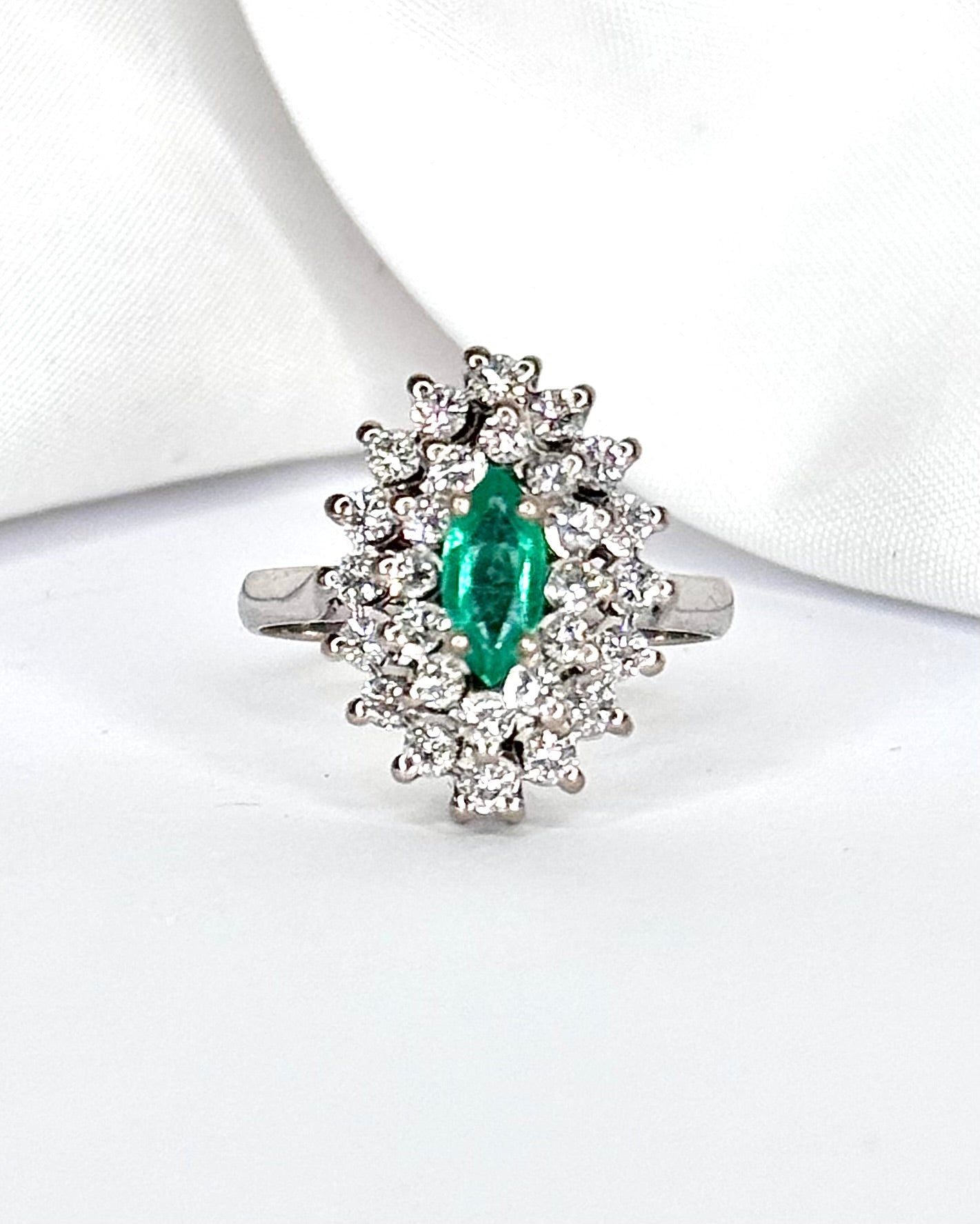 Bague Marguerite Émeraude 0.35 carat & Diamants 0.72 carat "Laurie" - Elliade Paris