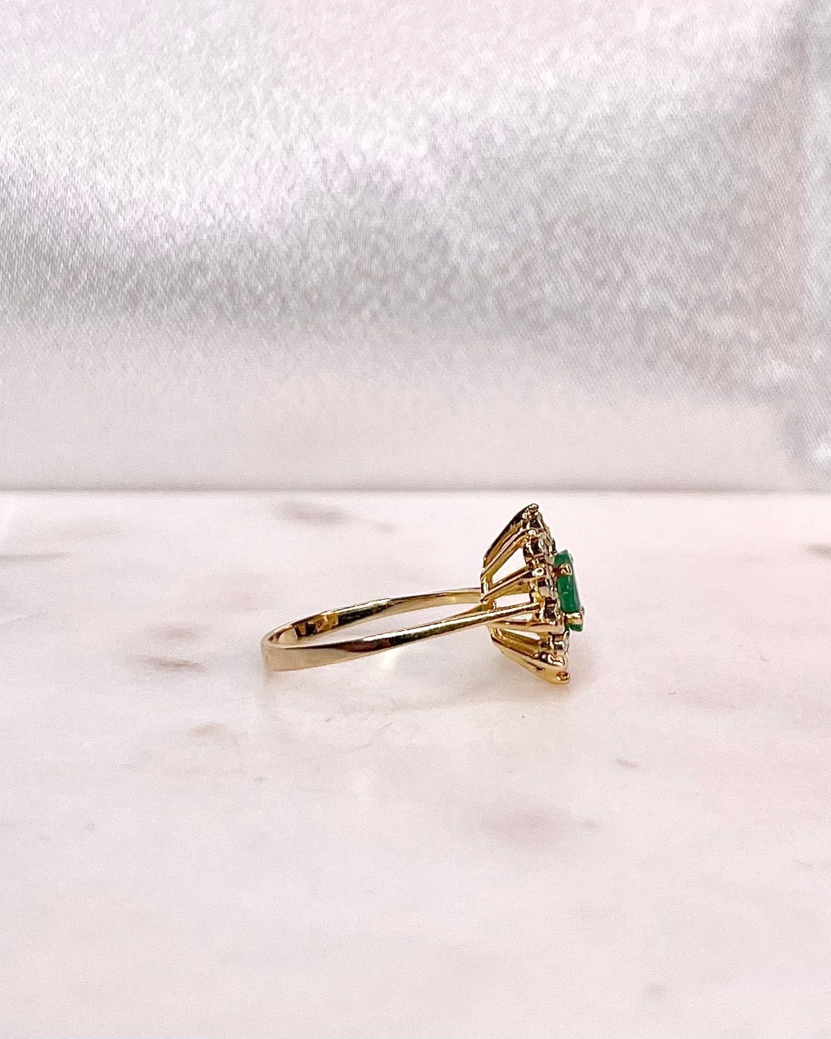 Bague Marguerite Émeraude 0.35 carat & Diamants "Lorea" - Elliade Paris