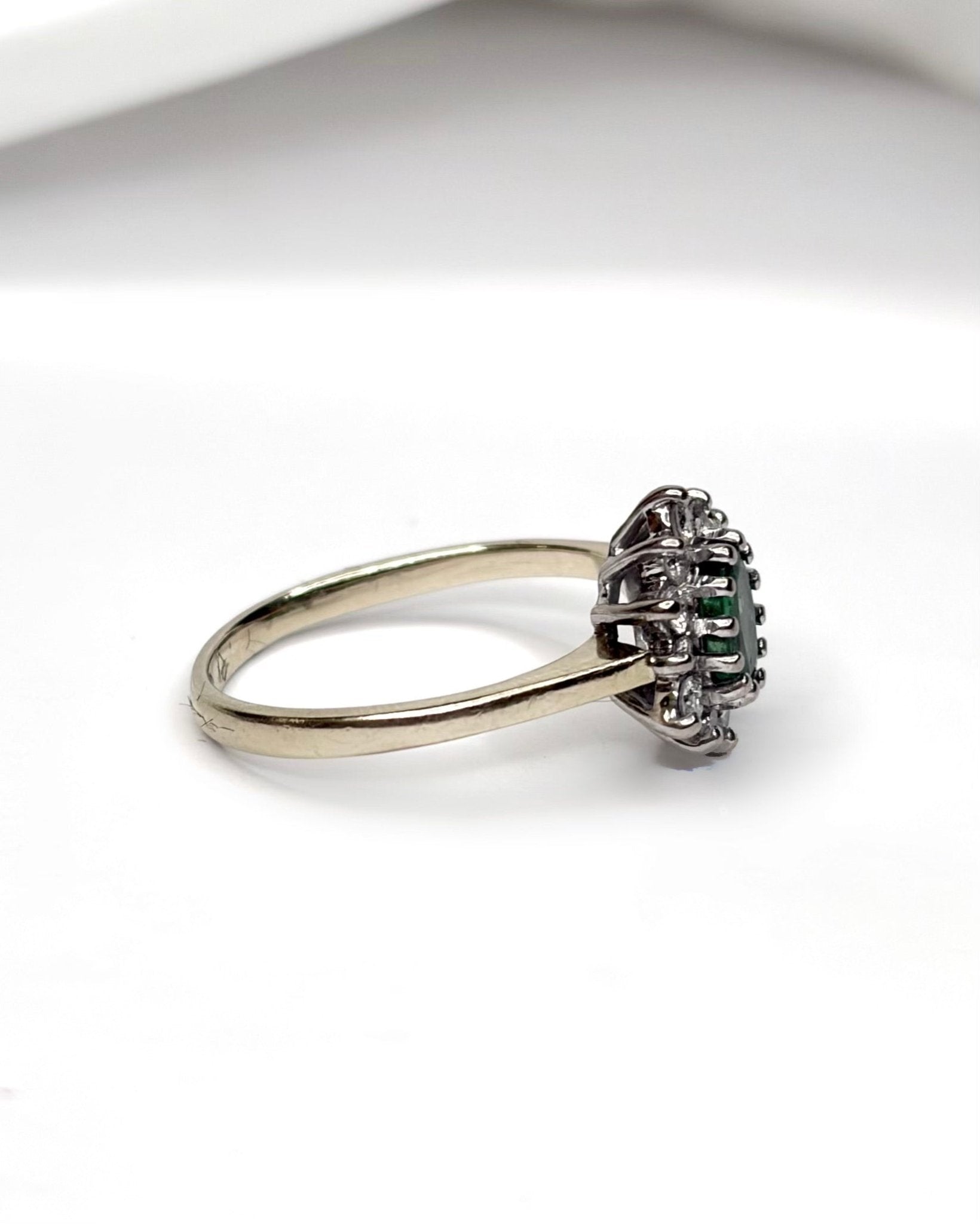 Bague Marguerite Émeraude 0.36 carat & Diamants "Penelope" - Elliade Paris