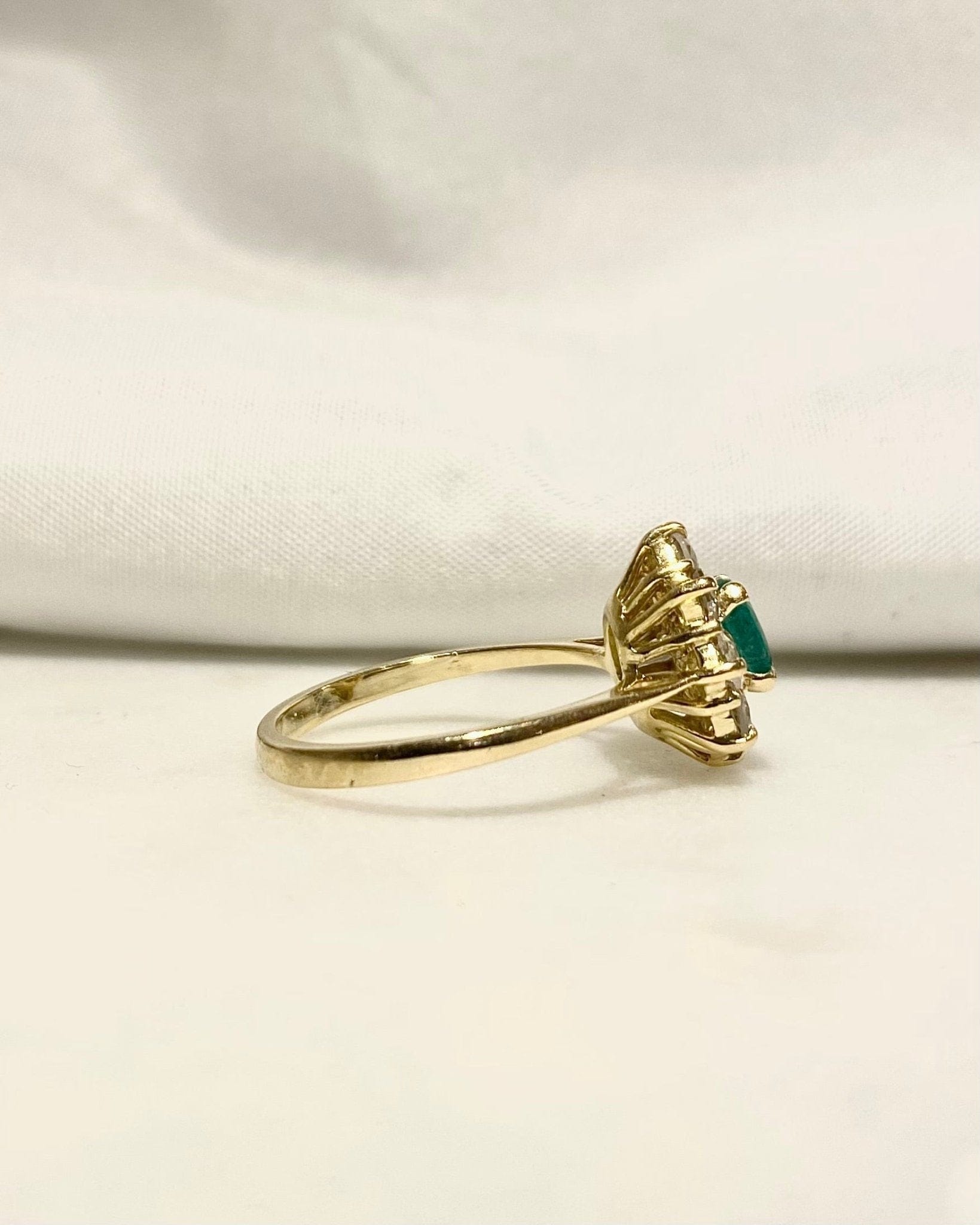 Bague Marguerite Emeraude 0.38 carat & Diamants "Lunéria" - Elliade Paris