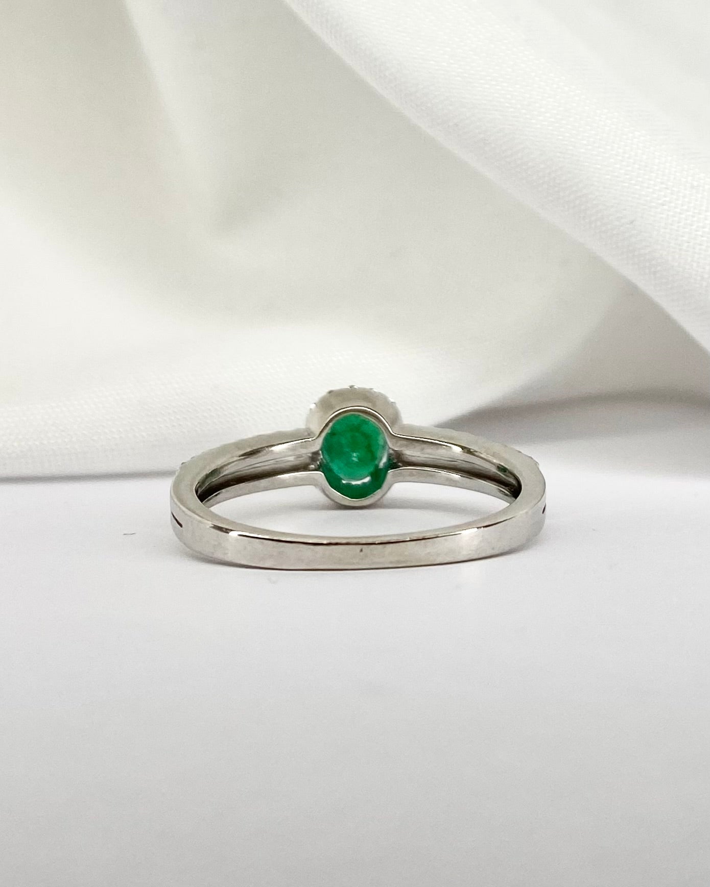 Bague Marguerite Émeraude 0.40 carat & 48 Diamants "Zita" - Elliade Paris