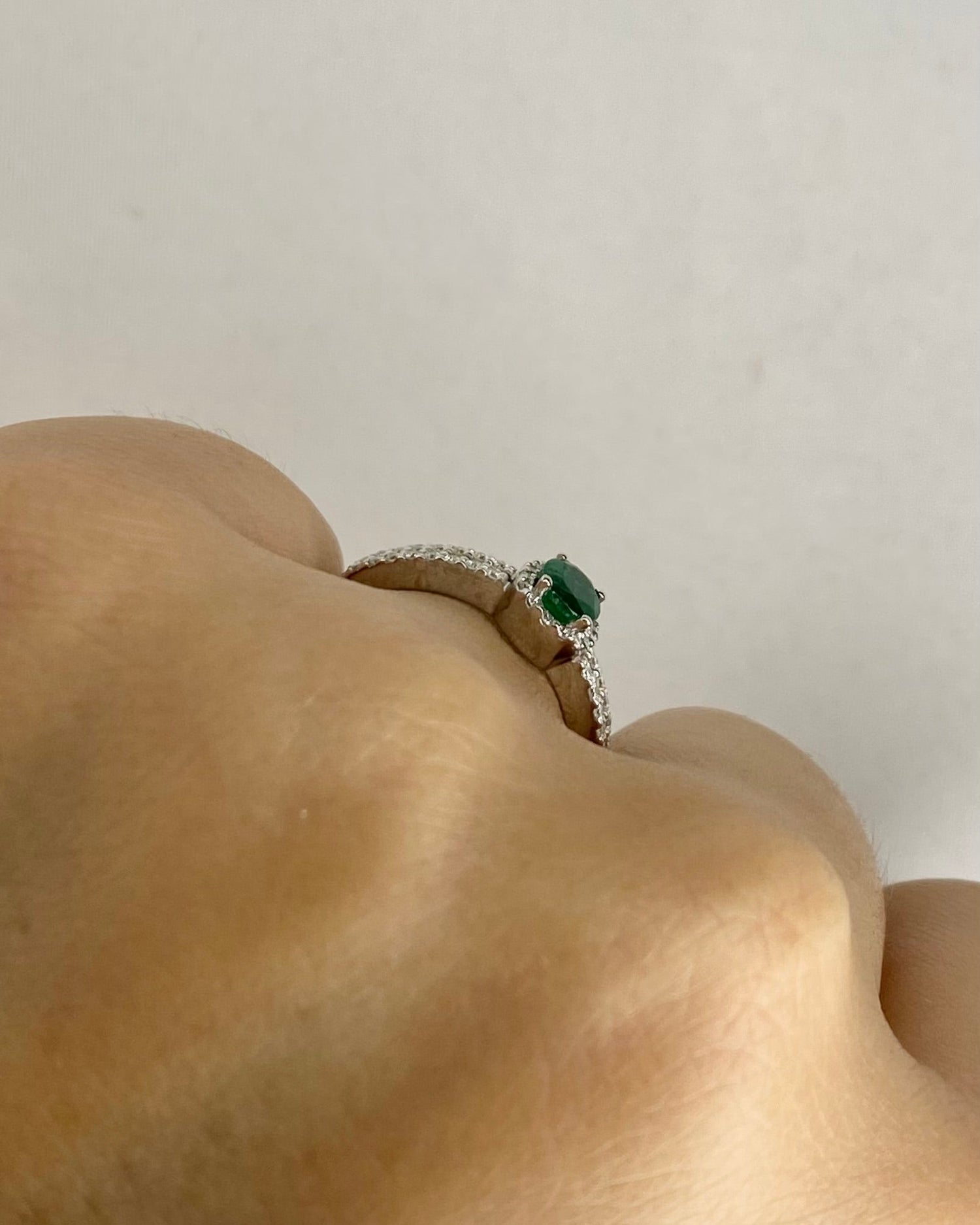 Bague Marguerite Émeraude 0.40 carat & 48 Diamants "Zita" - Elliade Paris