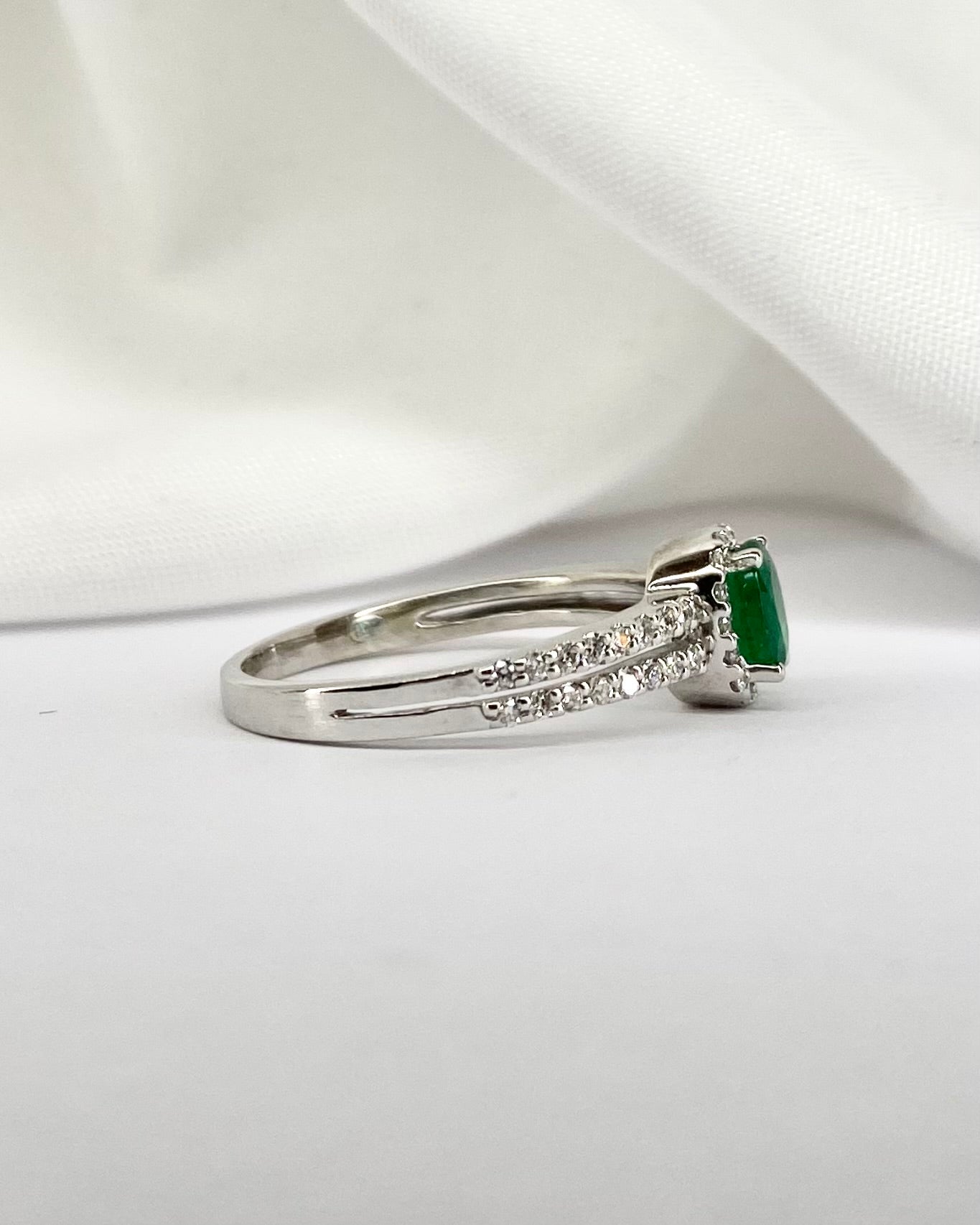 Bague Marguerite Émeraude 0.40 carat & 48 Diamants "Zita" - Elliade Paris