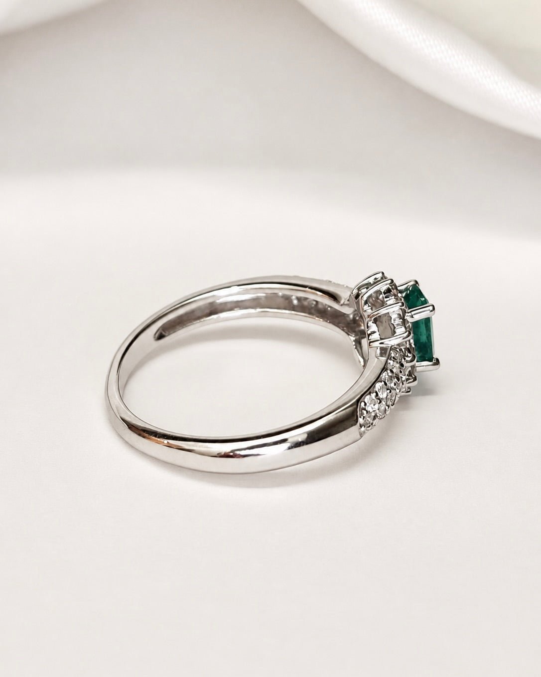 Bague Marguerite Émeraude 0.40 carat & Diamants 0.42 carat "Amélie" - Elliade Paris