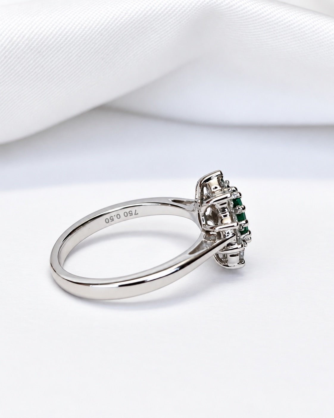 Bague Marguerite Émeraude 0.42 carat & Diamants 0.30 carat "Dona" - Elliade Paris
