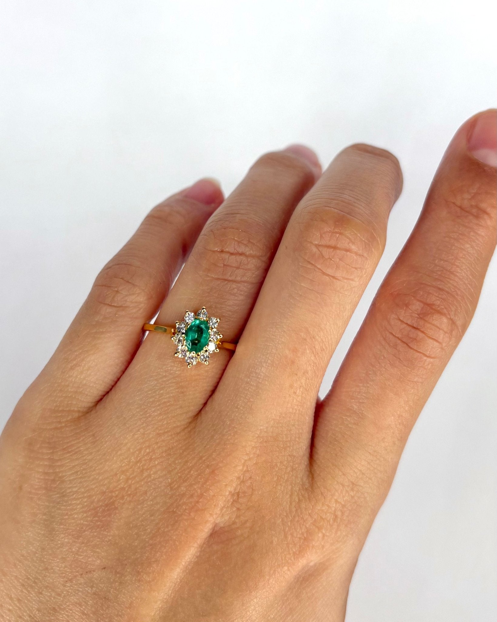 Bague Marguerite Émeraude 0.45 carat & 10 Diamants "Alba" - Elliade Paris