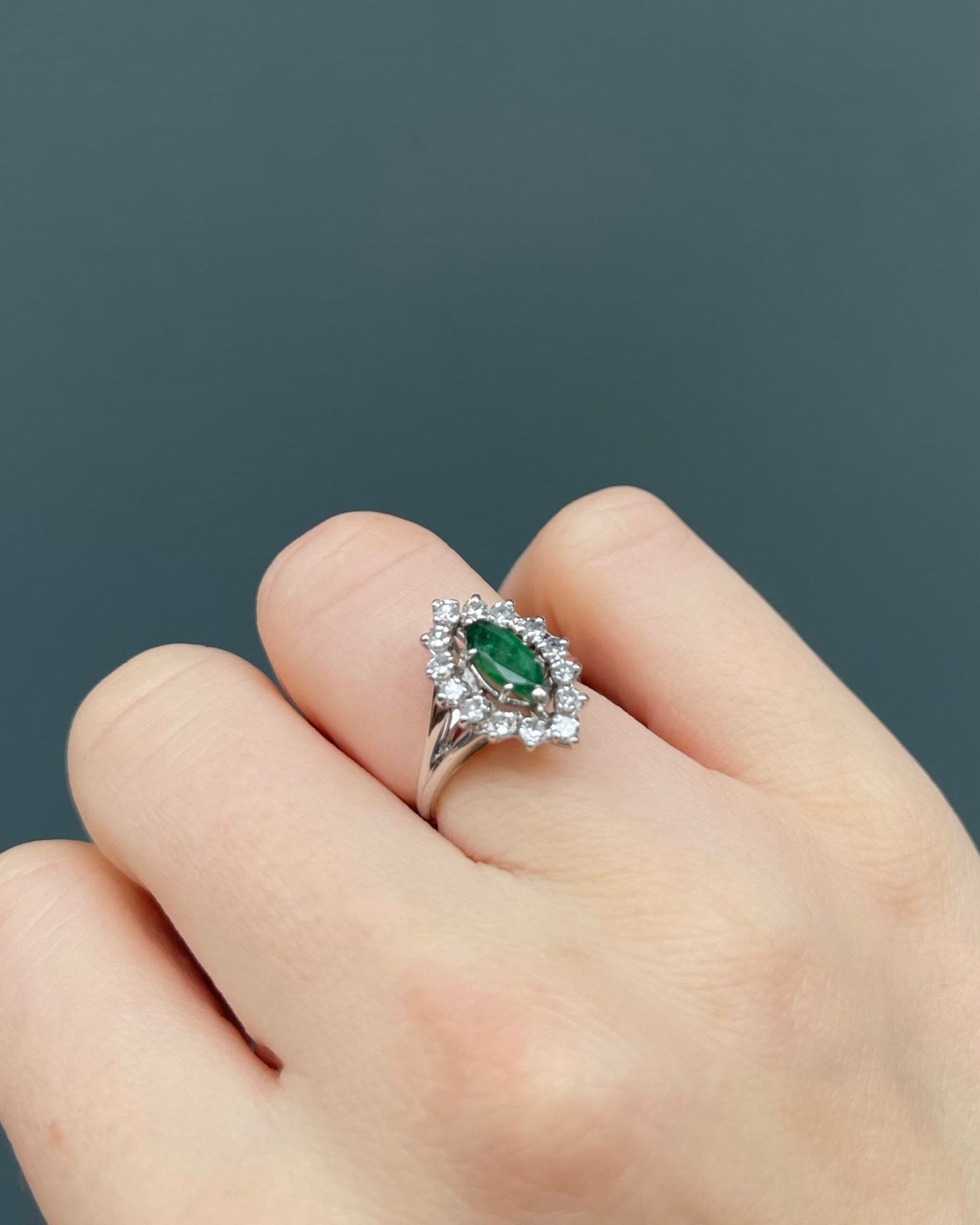 Bague Marguerite Émeraude 0.45 carat & Diamants "Maéa" - Elliade Paris