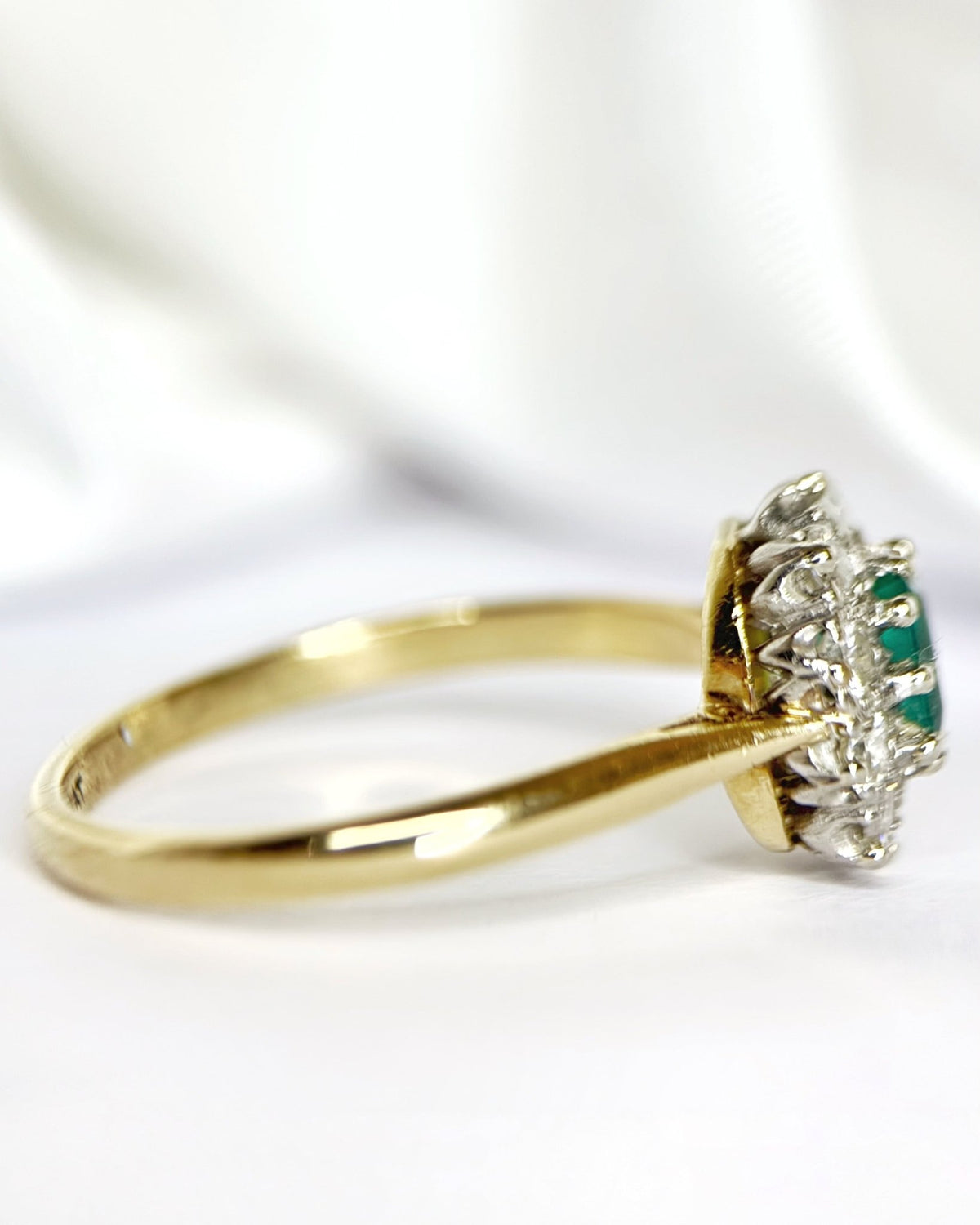 Bague Marguerite Émeraude 0.48 carat & Diamants 0.40 carat "Ludwig" - Elliade Paris