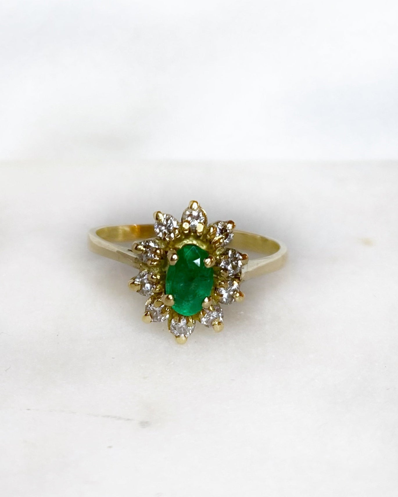 Bague Marguerite Émeraude 0.50 carat & Diamants "Noélia" - Elliade Paris