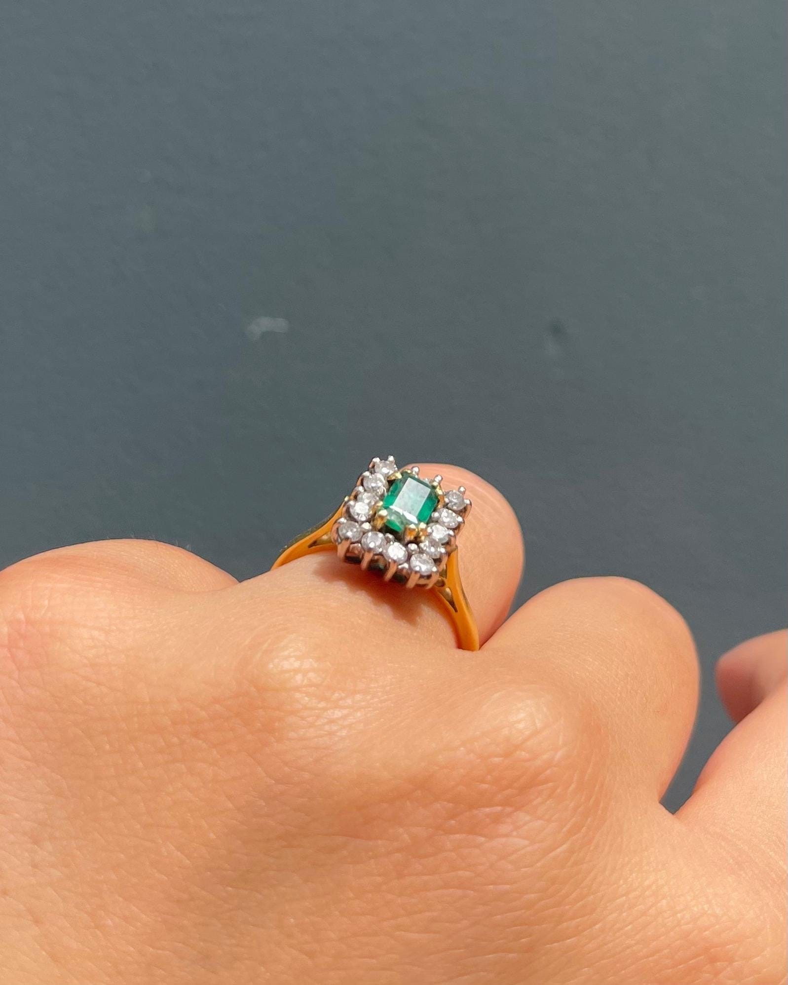 Bague Marguerite Émeraude 0.50 carat et Diamants "Briara" - Elliade Paris