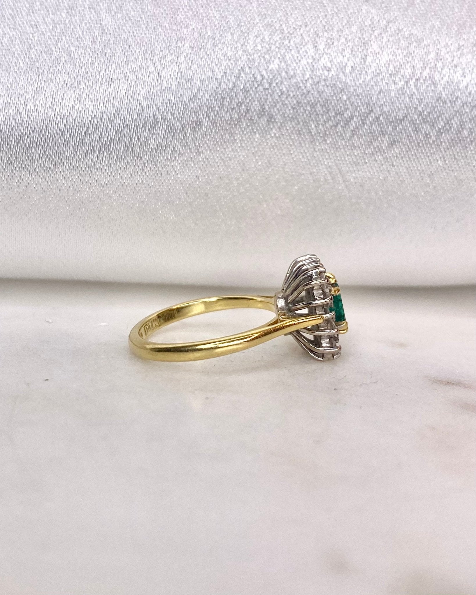 Bague Marguerite Émeraude 0.50 carat et Diamants "Briara" - Elliade Paris