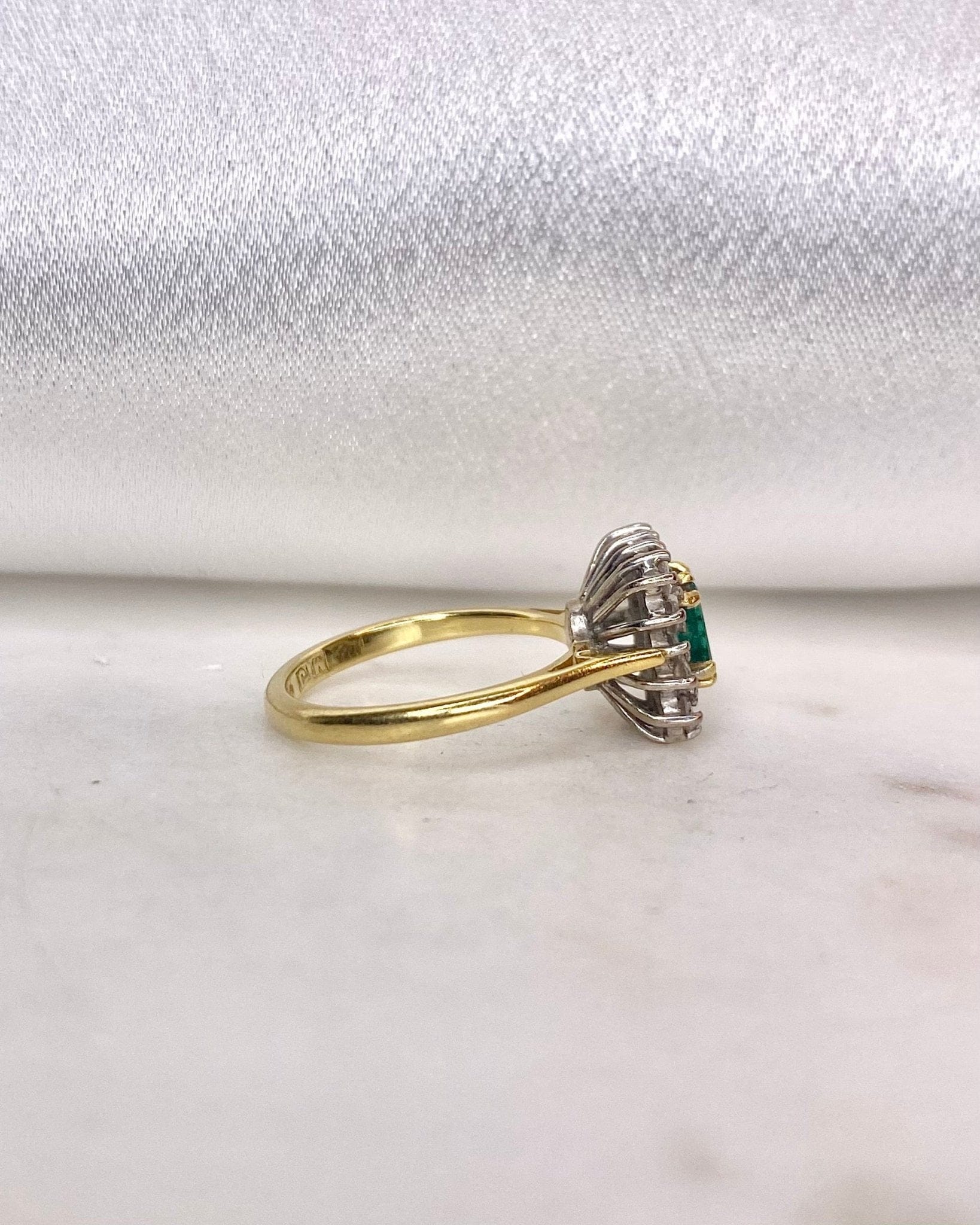 Bague Marguerite Émeraude 0.50 carat et Diamants "Briara" - Elliade Paris