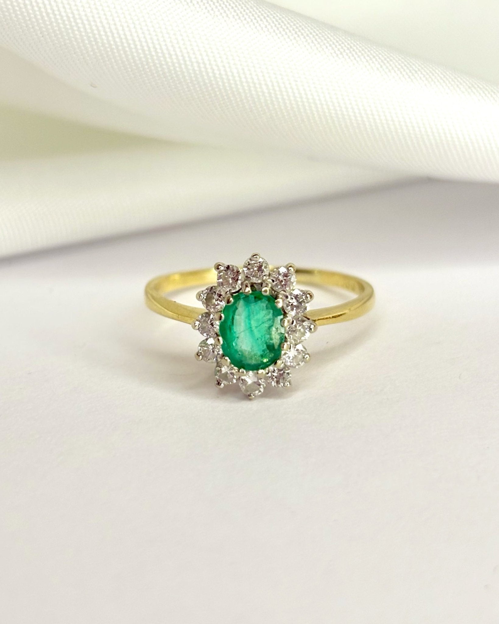 Bague Marguerite Émeraude 0.51 carat & 12 Diamants "Tacha" - Elliade Paris
