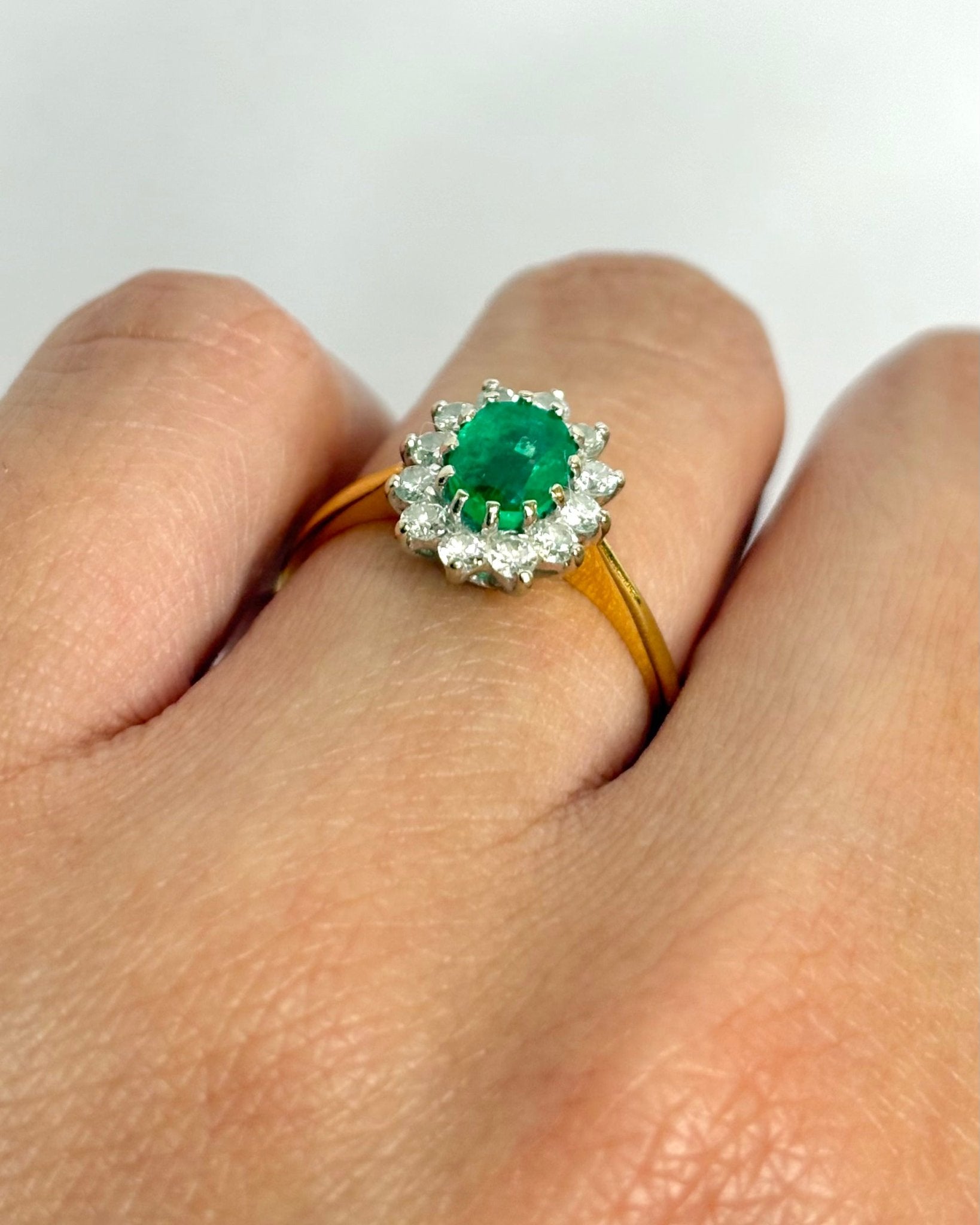 Bague Marguerite Émeraude 0.51 carat & 12 Diamants "Tacha" - Elliade Paris