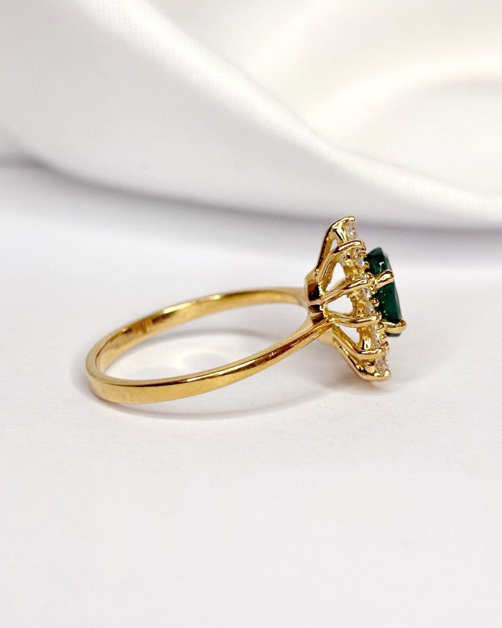 Bague Marguerite Émeraude 0.54 carat & Diamants 0.36 carat "Margrethe" - Elliade Paris