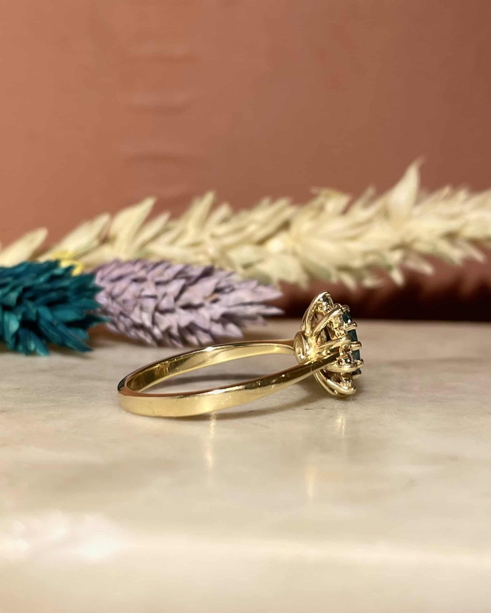 Bague Marguerite Émeraude 0.55 carat & Diamants "Loreline" - Elliade Paris