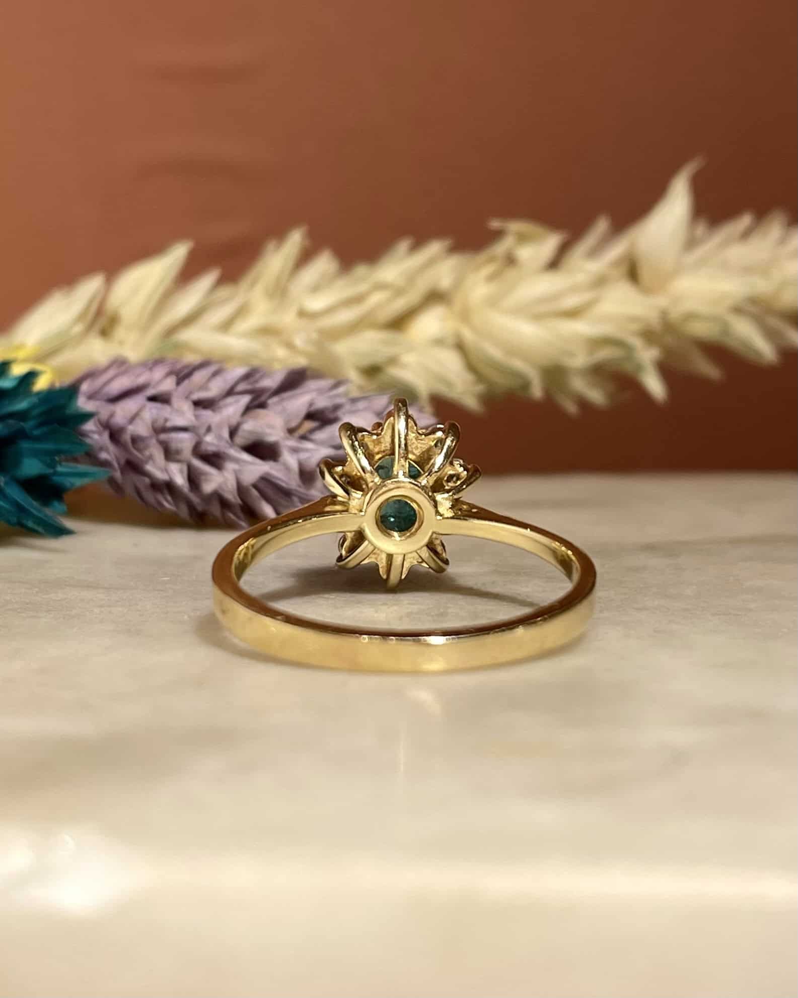 Bague Marguerite Émeraude 0.55 carat & Diamants "Loreline" - Elliade Paris