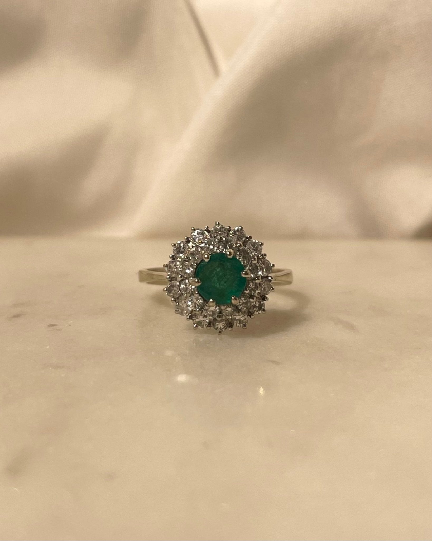 Bague Marguerite Emeraude 0.60 carat & Diamants "Elena" - Elliade Paris