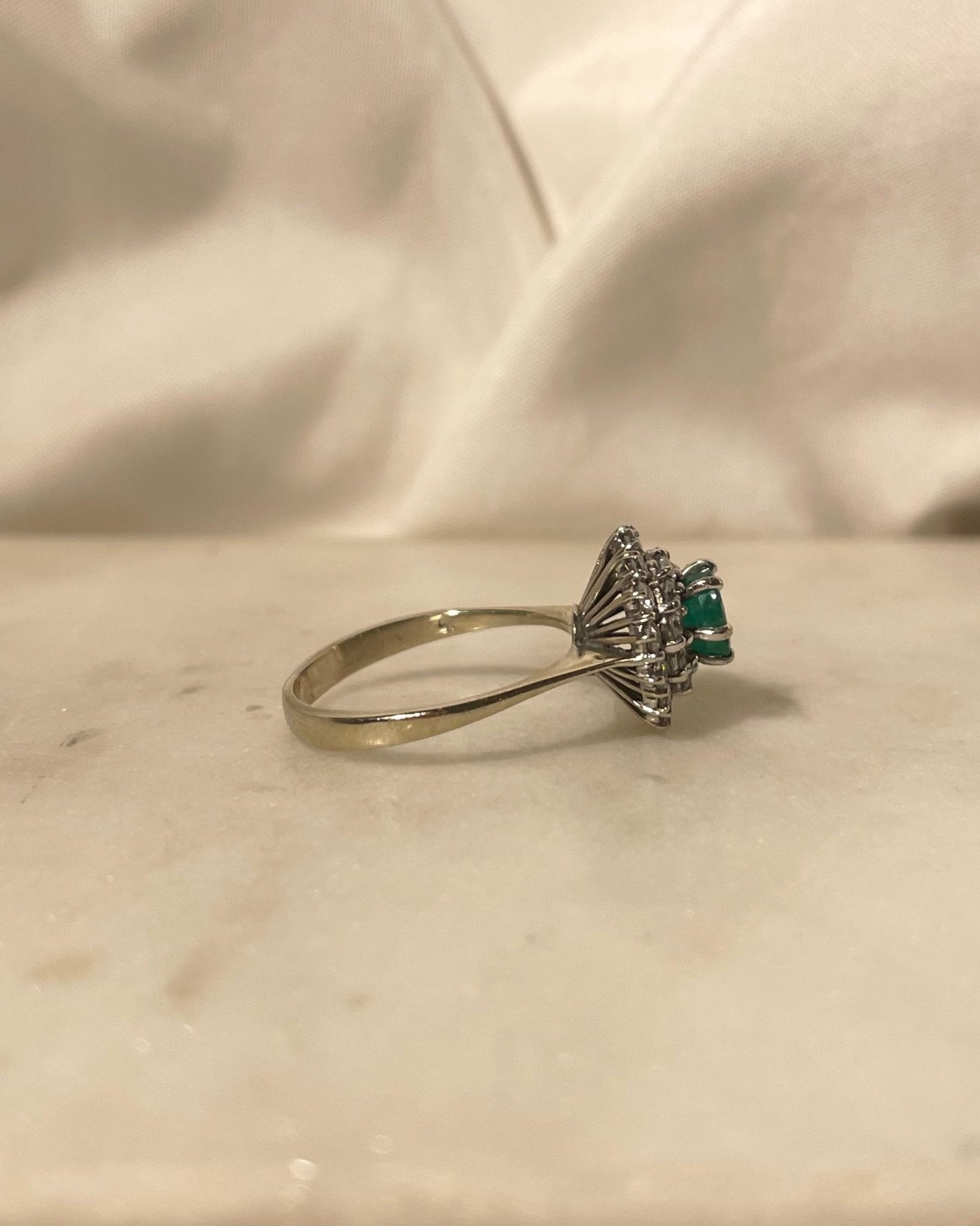Bague Marguerite Emeraude 0.60 carat & Diamants "Elena" - Elliade Paris