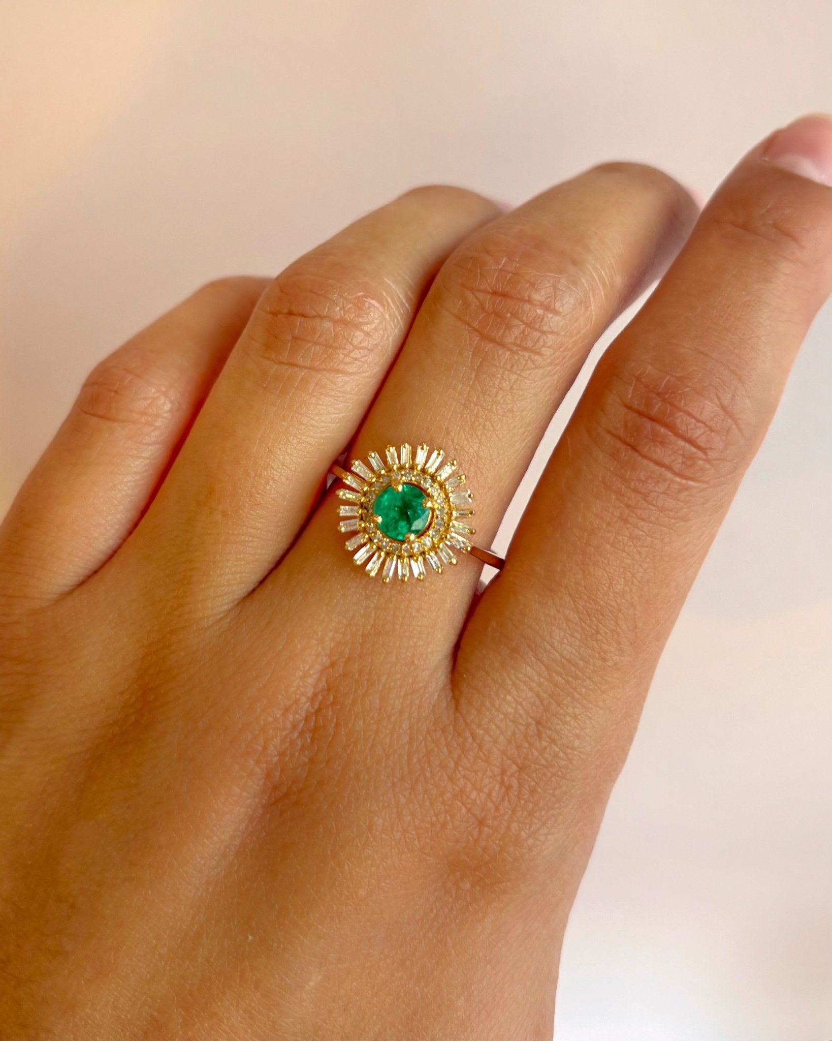 Bague Marguerite Émeraude 0.60 carat & Diamants "Gratiane" - Elliade Paris