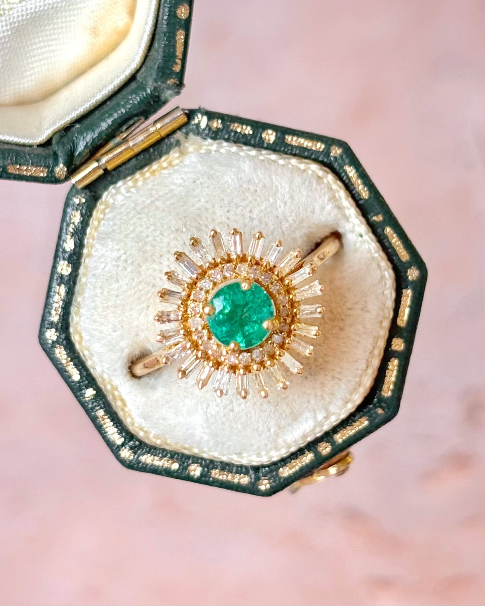 Bague Marguerite Émeraude 0.60 carat & Diamants "Gratiane" - Elliade Paris
