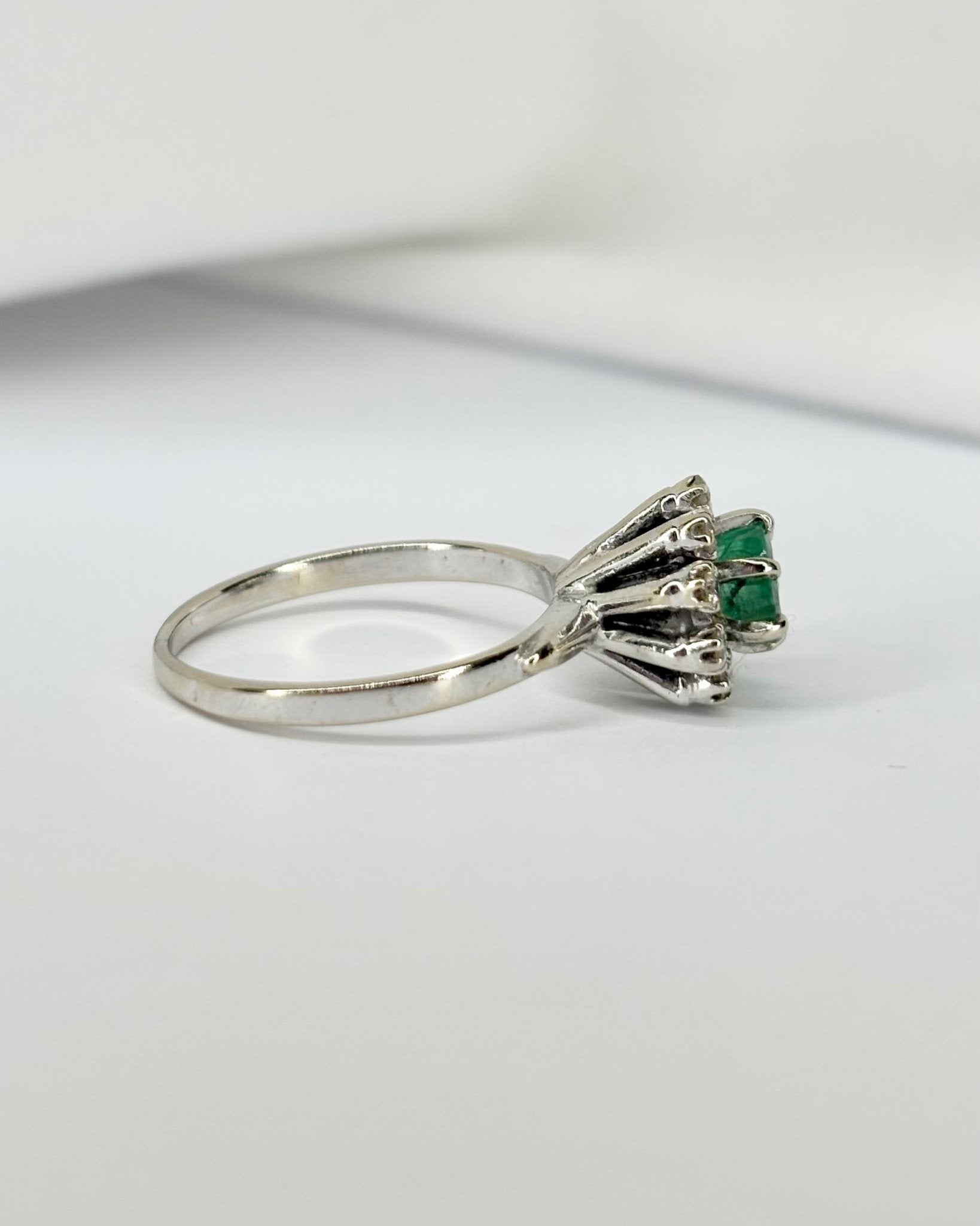 Bague Marguerite Émeraude 0.65 carat & 10 Diamants "Cassandre" - Elliade Paris