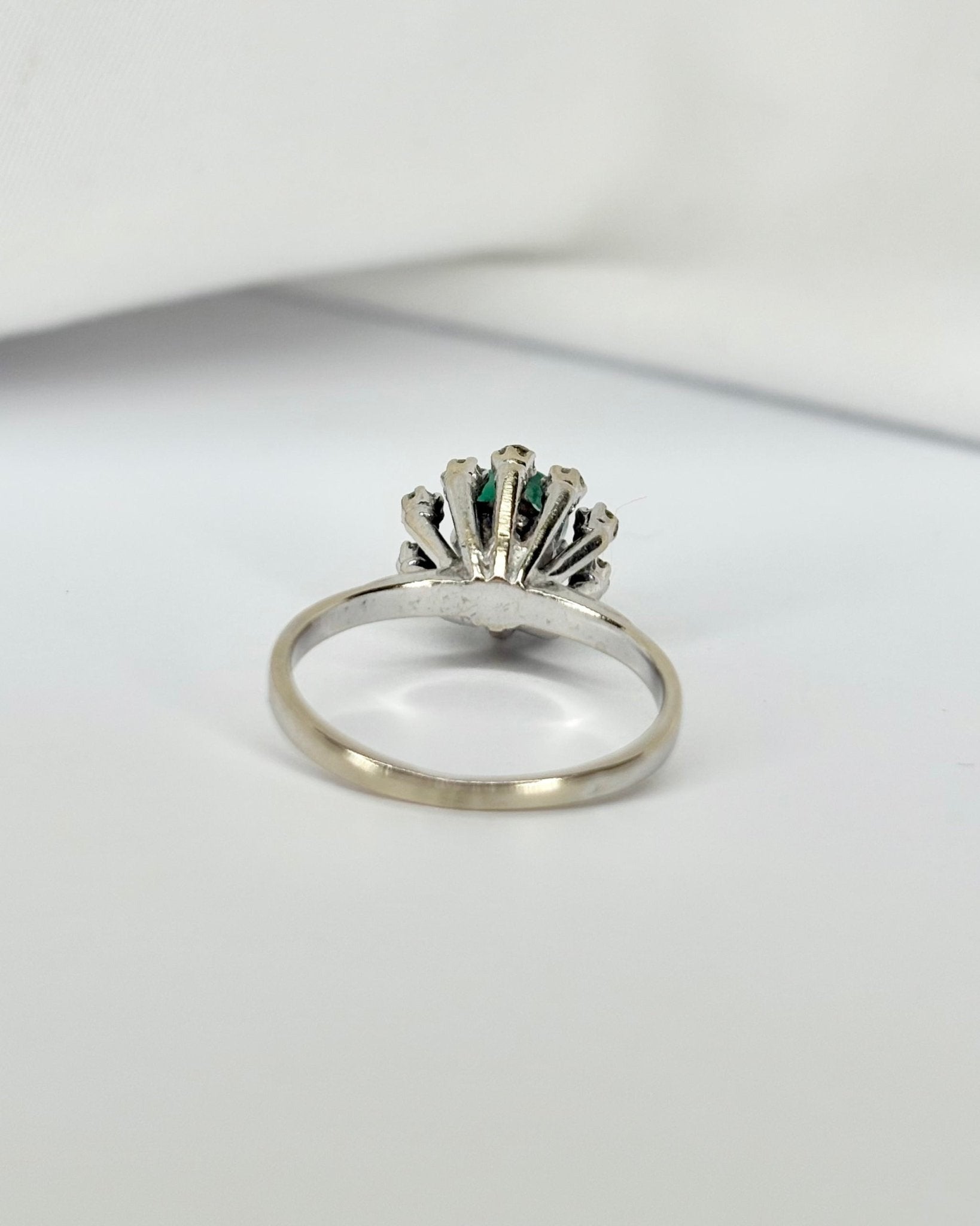 Bague Marguerite Émeraude 0.65 carat & 10 Diamants "Cassandre" - Elliade Paris