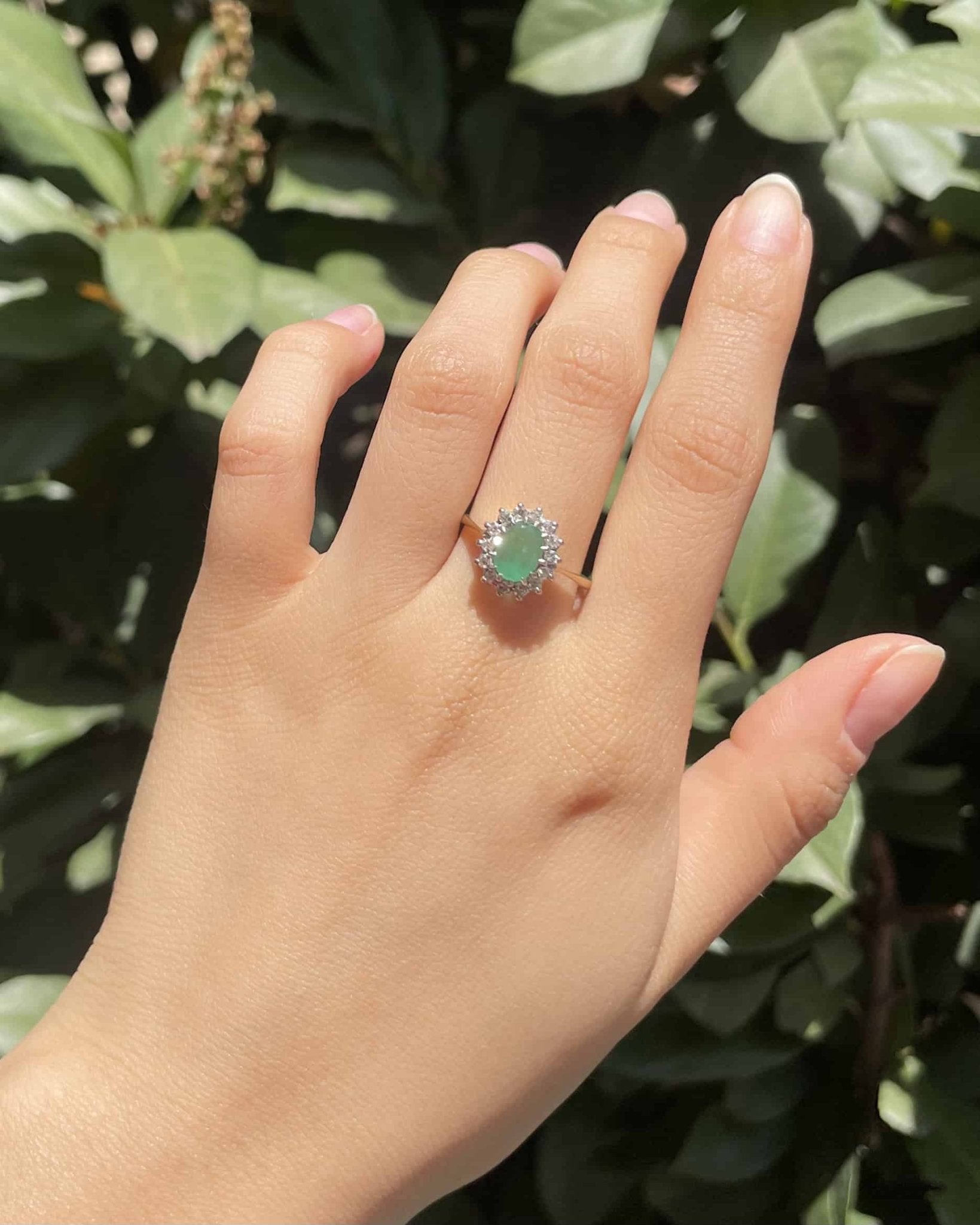 Bague Marguerite Émeraude 0.65 carat & 14 Diamants "Génia" - Elliade Paris