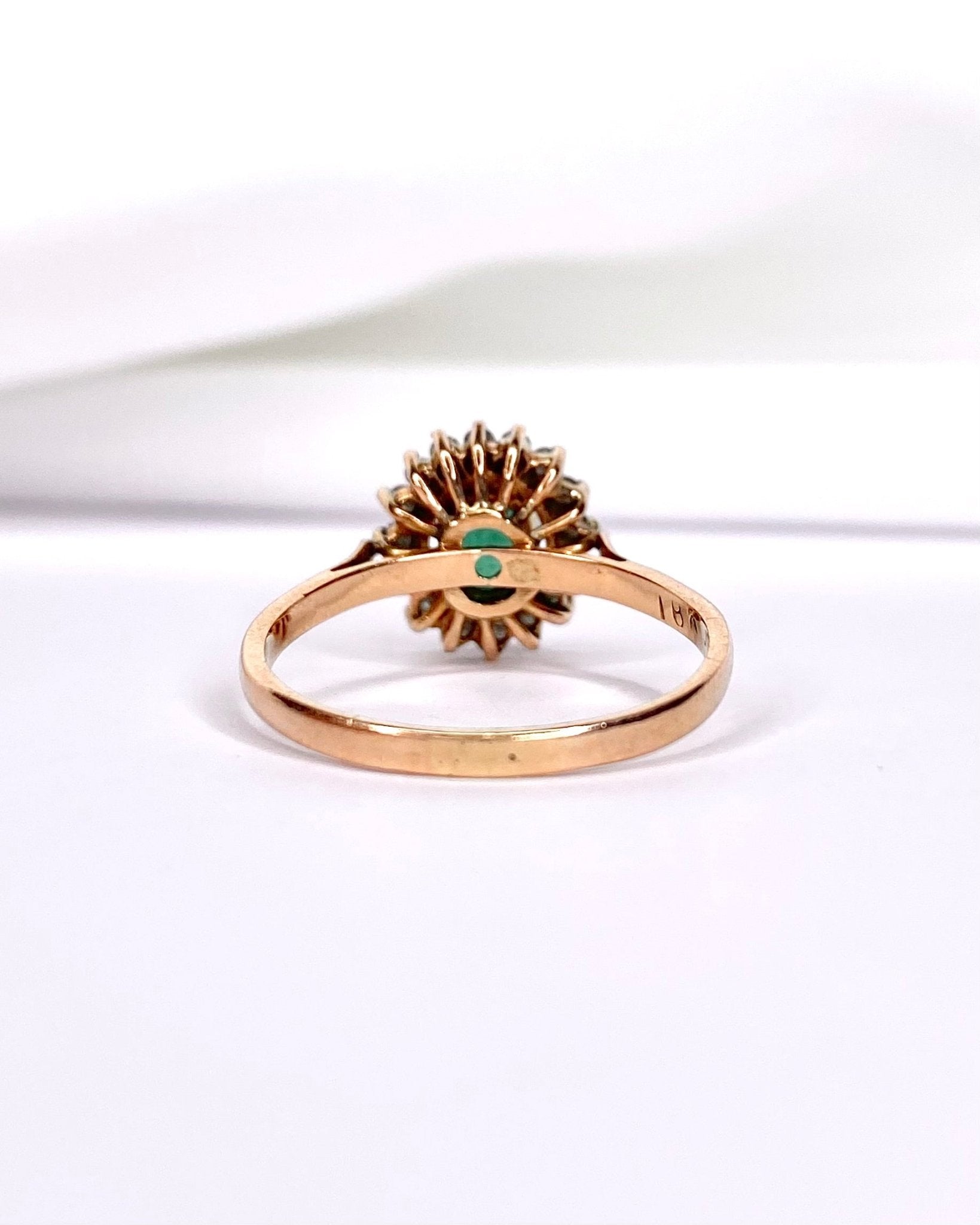 Bague Marguerite Émeraude 0.65 carat & Diamants 0.32 carat "Elvira" - Elliade Paris