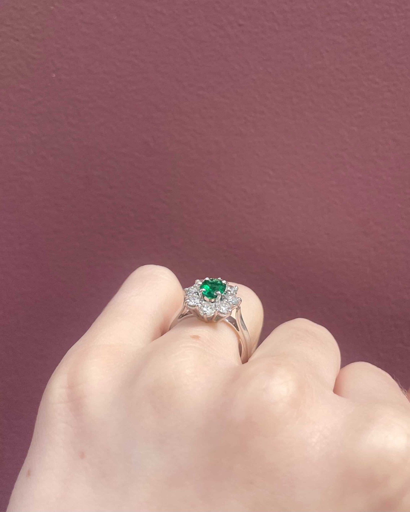 Bague Marguerite Émeraude 0.65 carat & Diamants "Lewan" - Elliade Paris